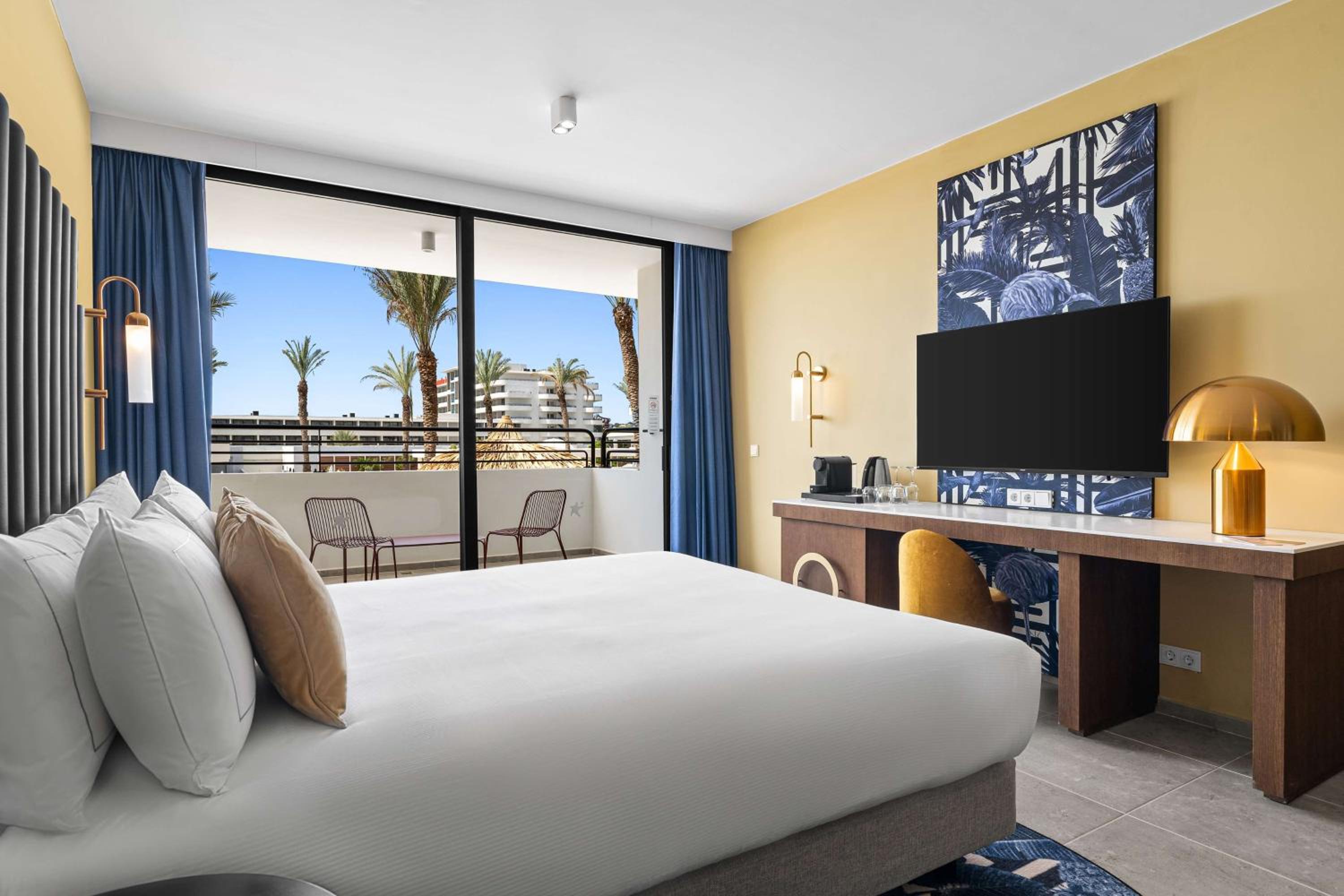 Deluxe King Room - Partial Ocean View