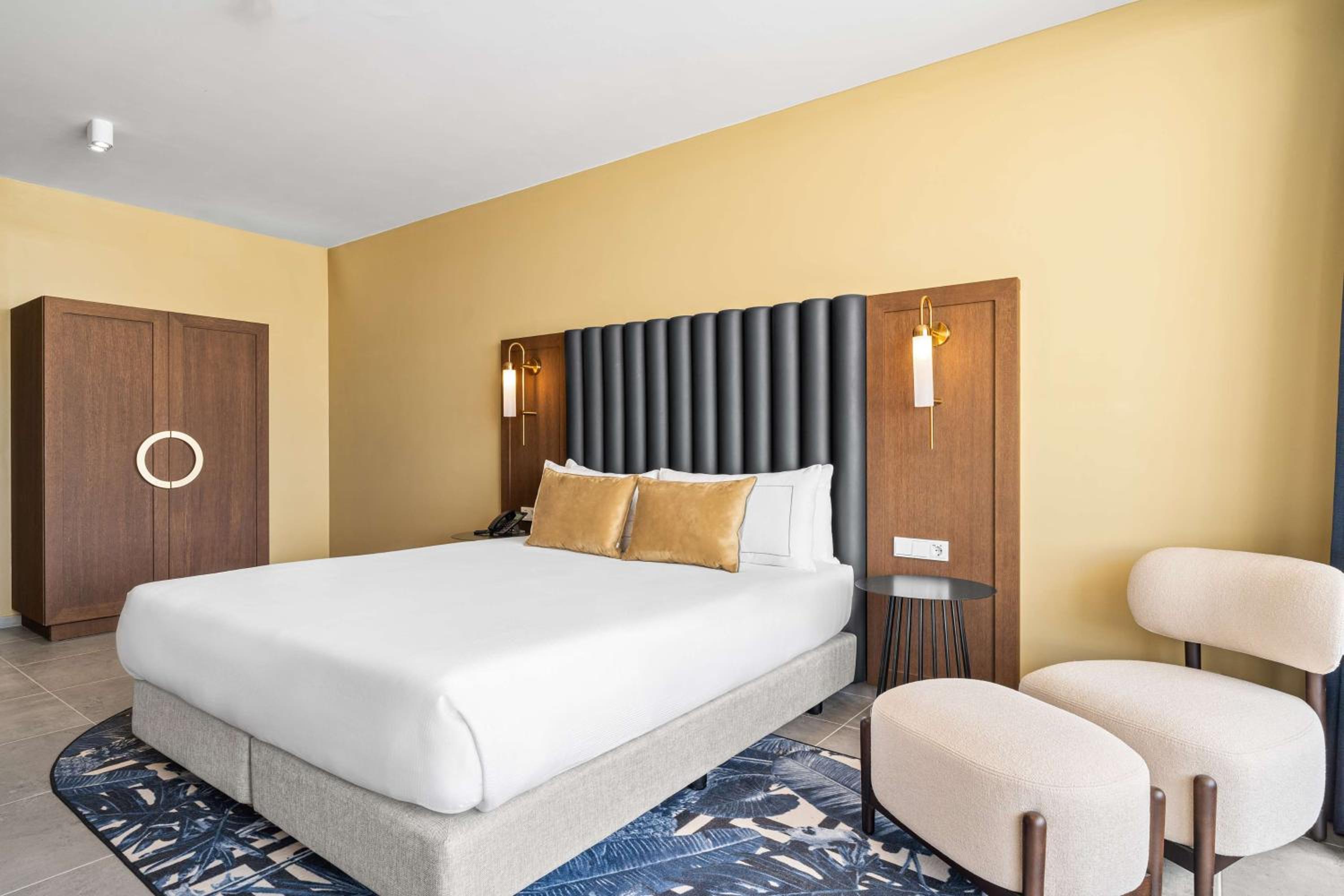 Deluxe King Room - Partial Ocean View