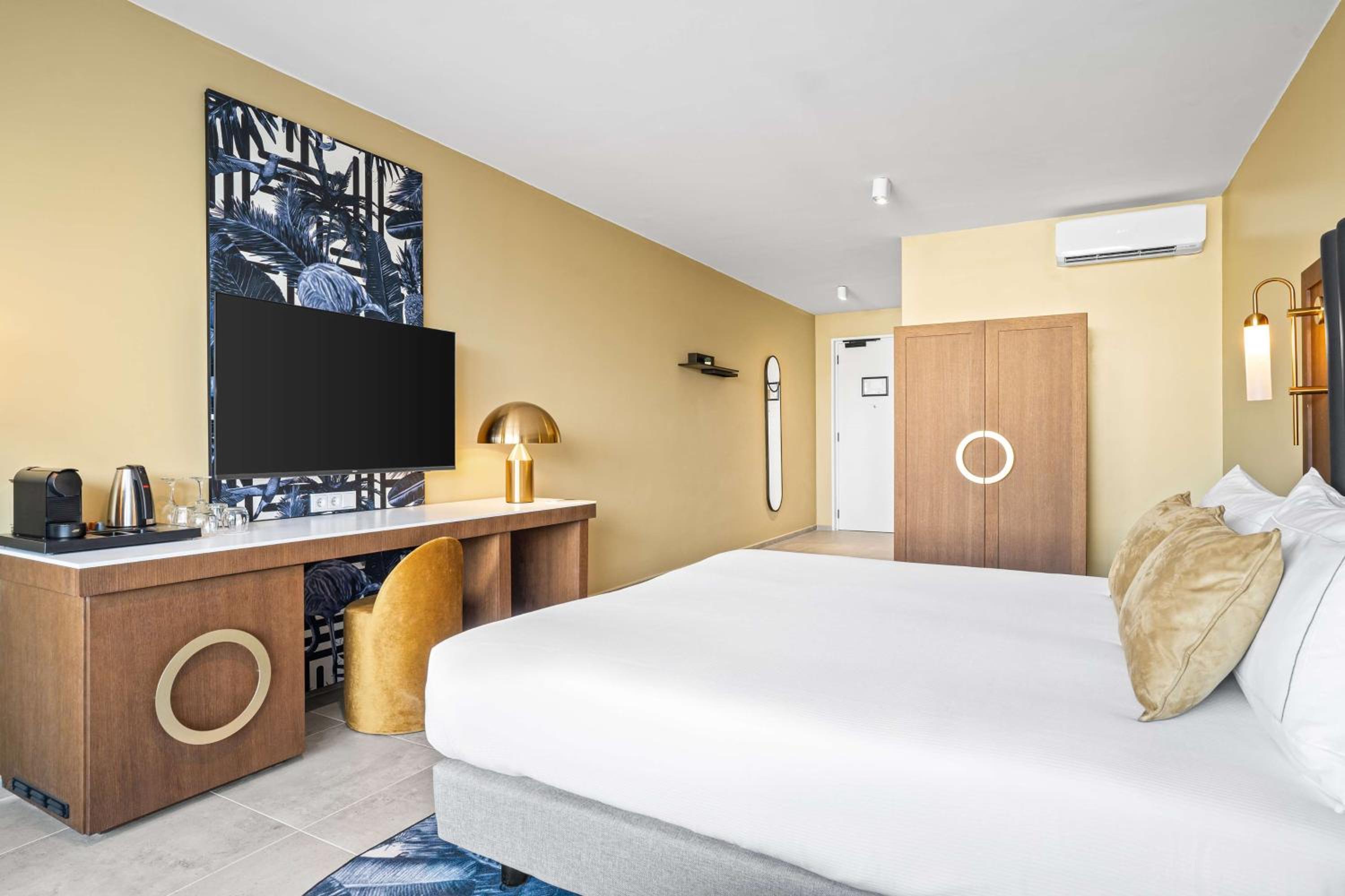 Deluxe King Room