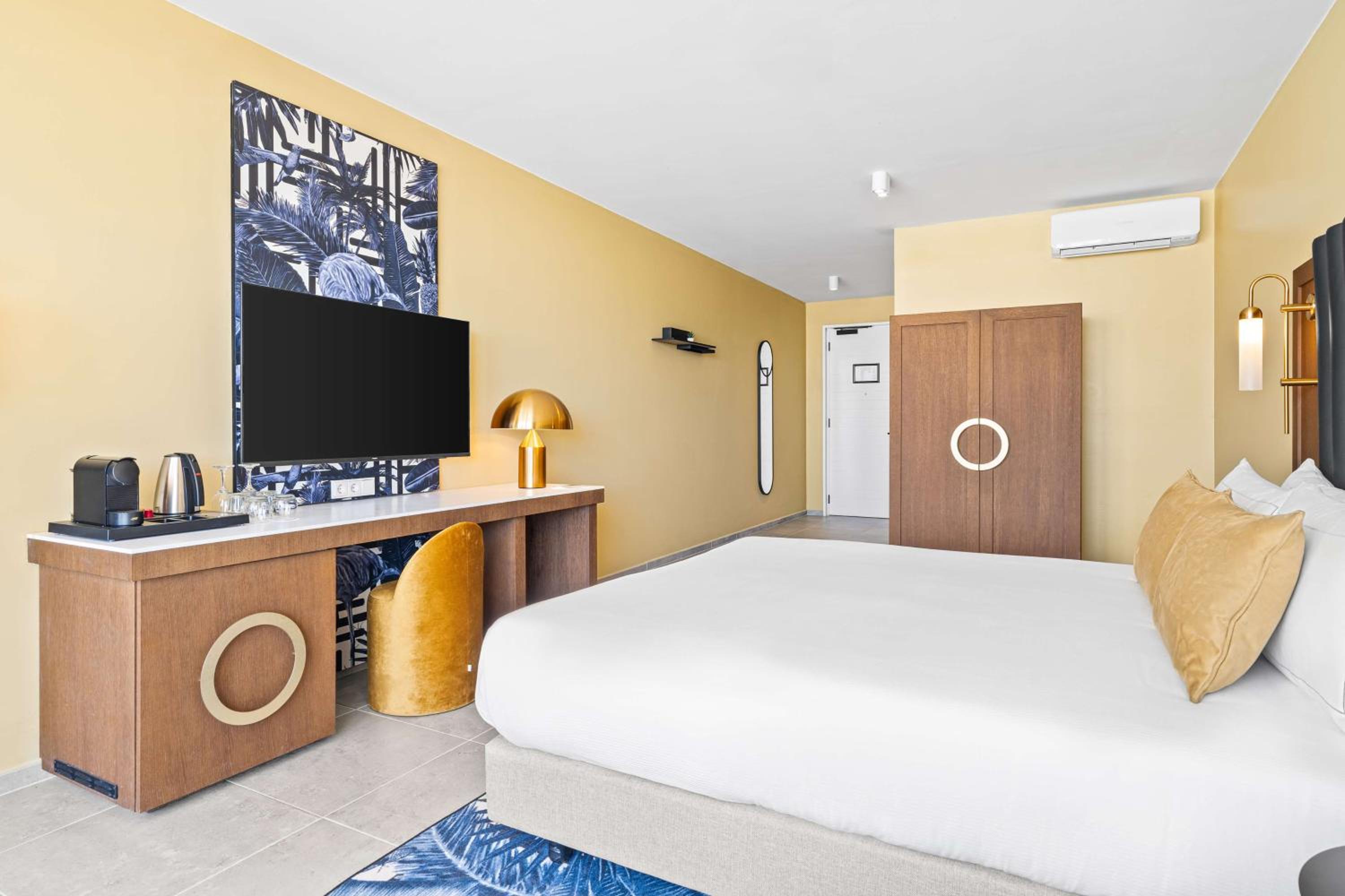 Deluxe King Room - Partial Ocean View