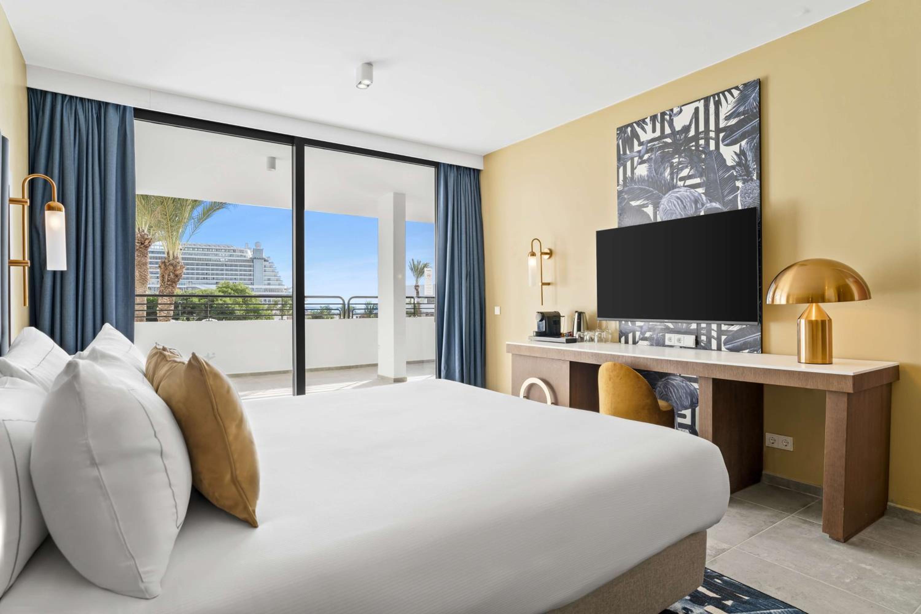 One-Bedroom Cruise King Suite with Ocean View