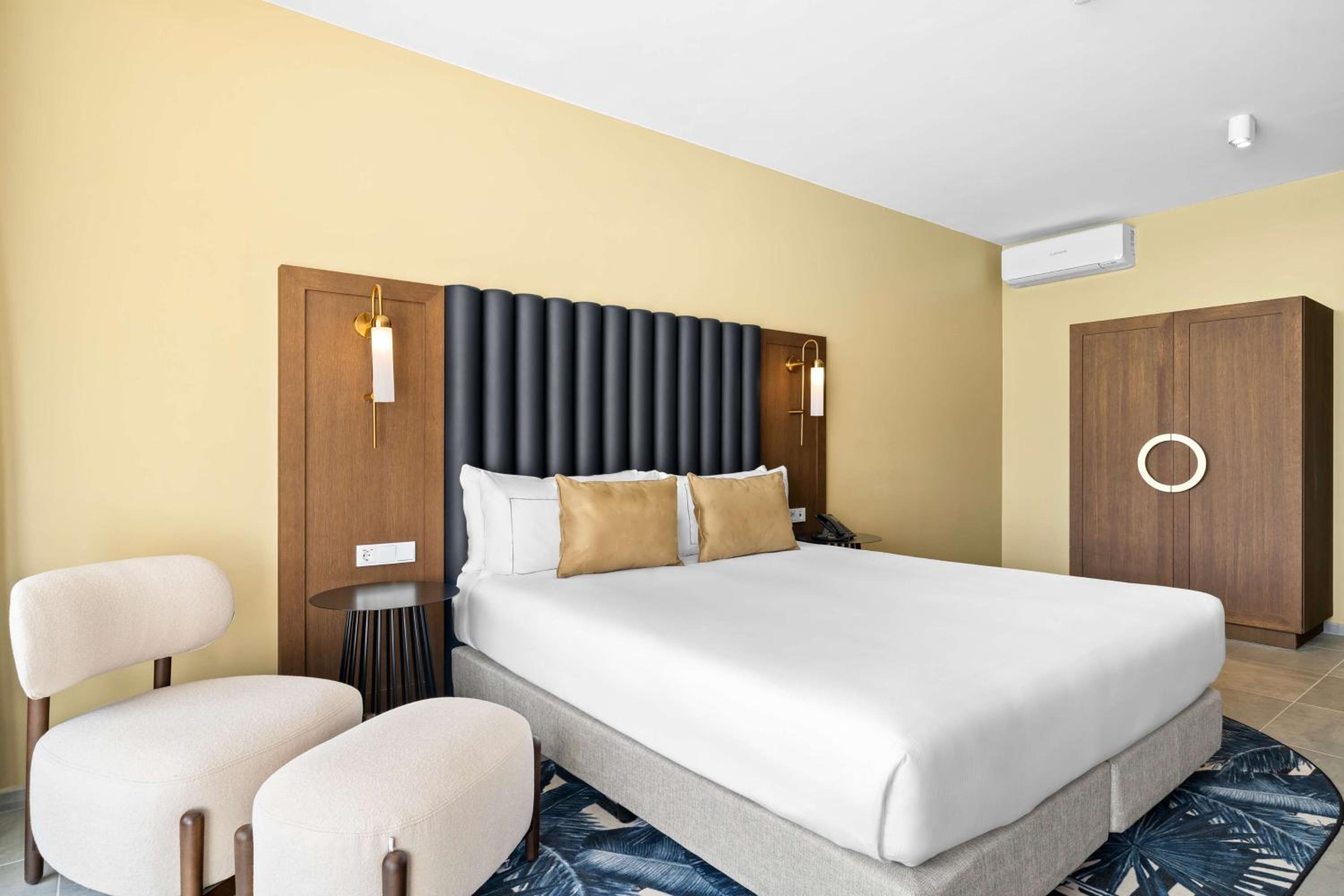Deluxe Cruiseship King Room with Ocean View