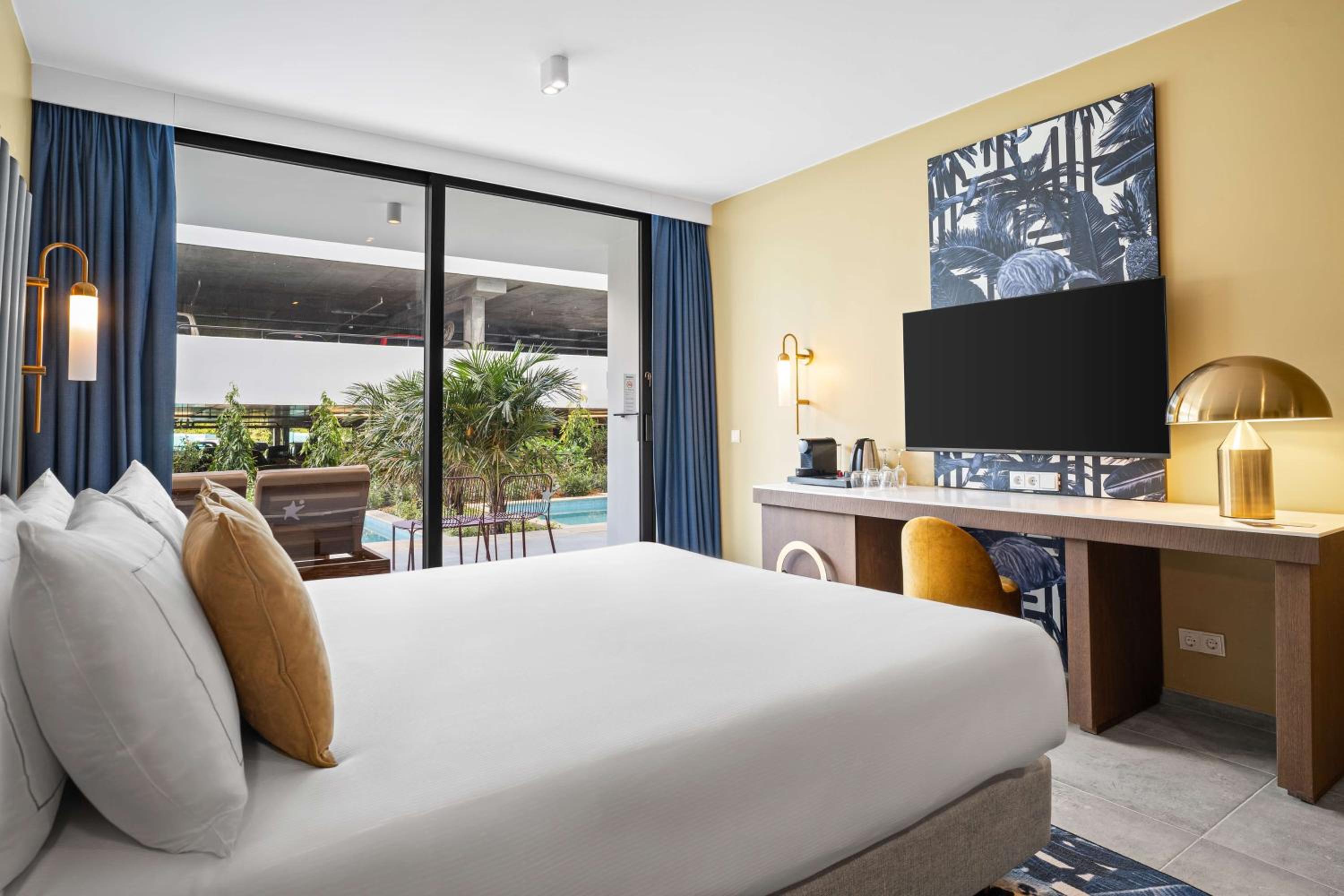 Deluxe King Room - Swim Up Room thumbnail 6