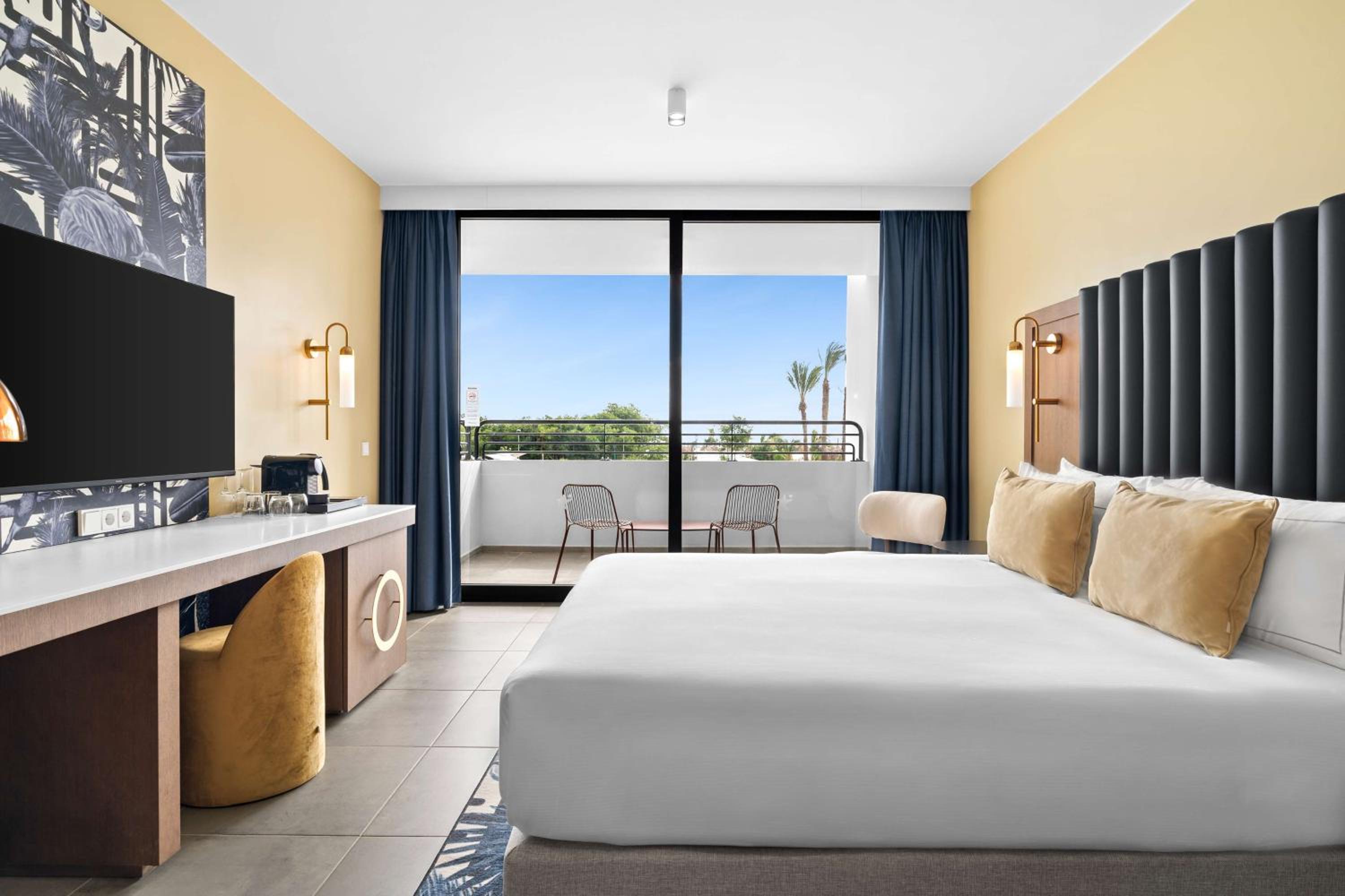 Deluxe Cruiseship King Room with Ocean View