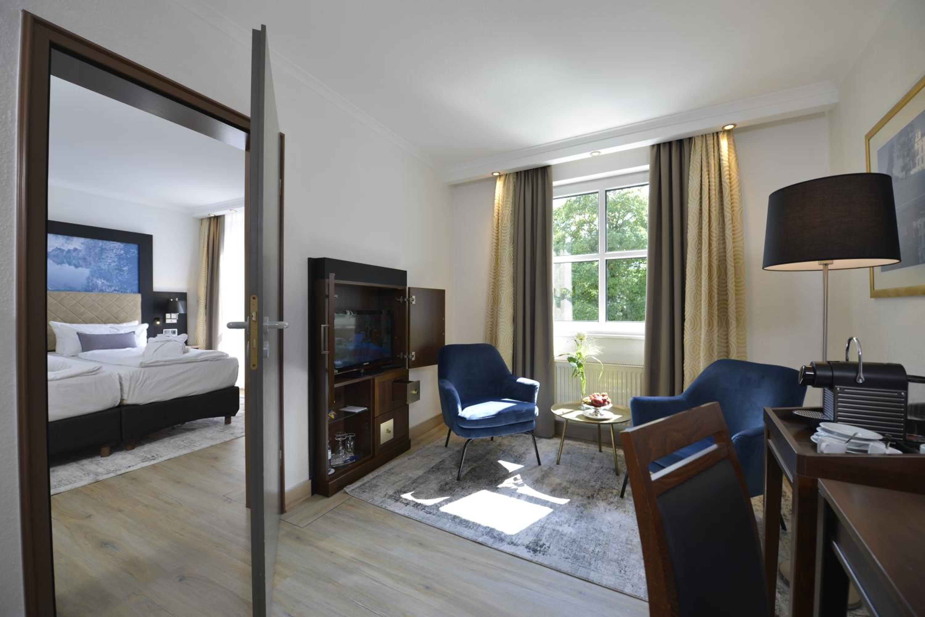 Junior Suite with Park View - Photo 1