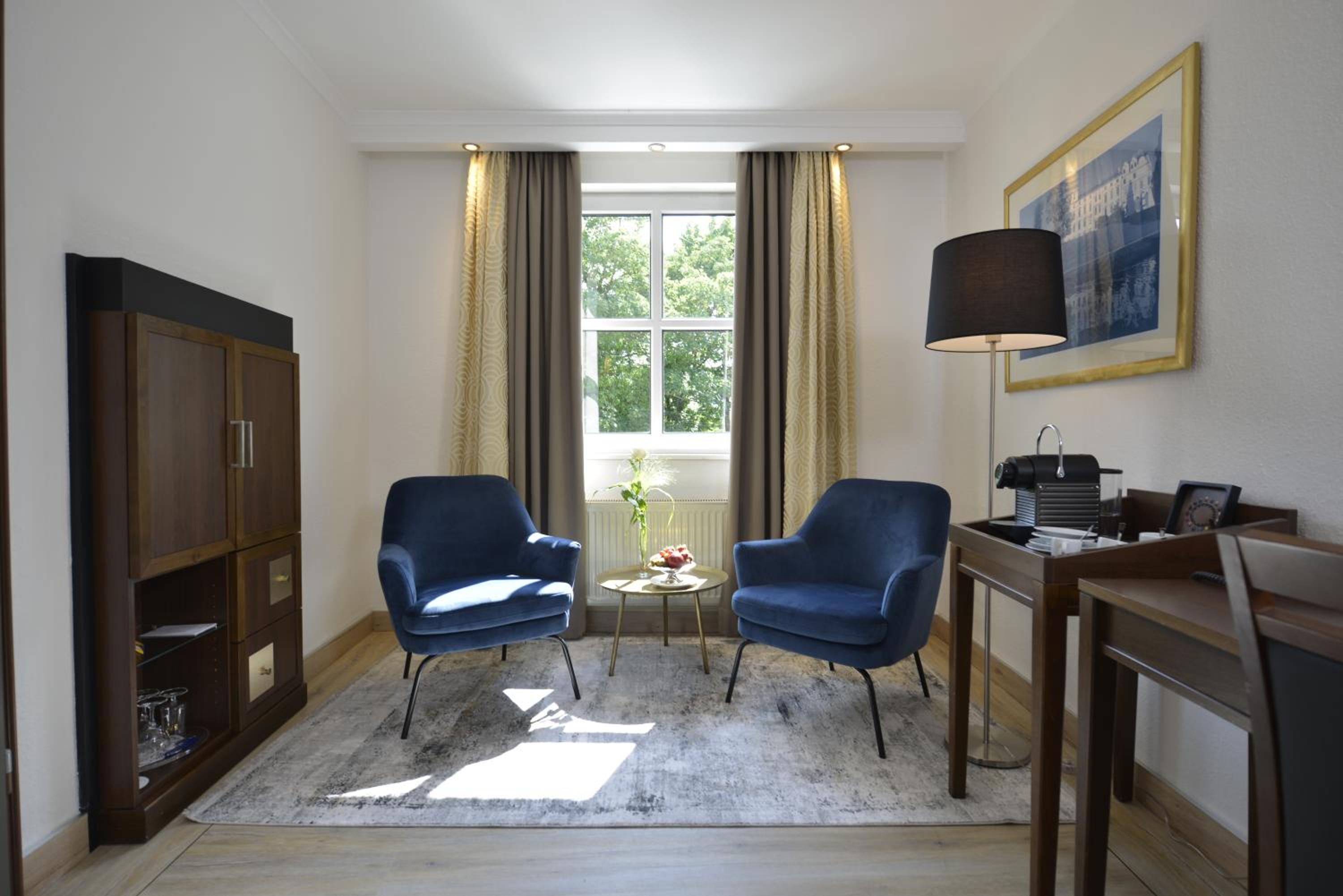 Junior Suite with Park View - Photo 4