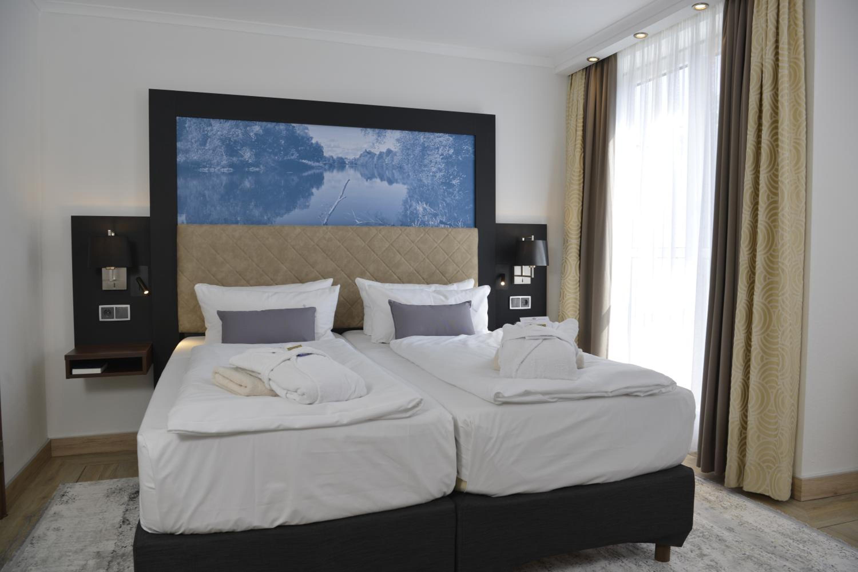 Junior Suite with Park View - Photo 2