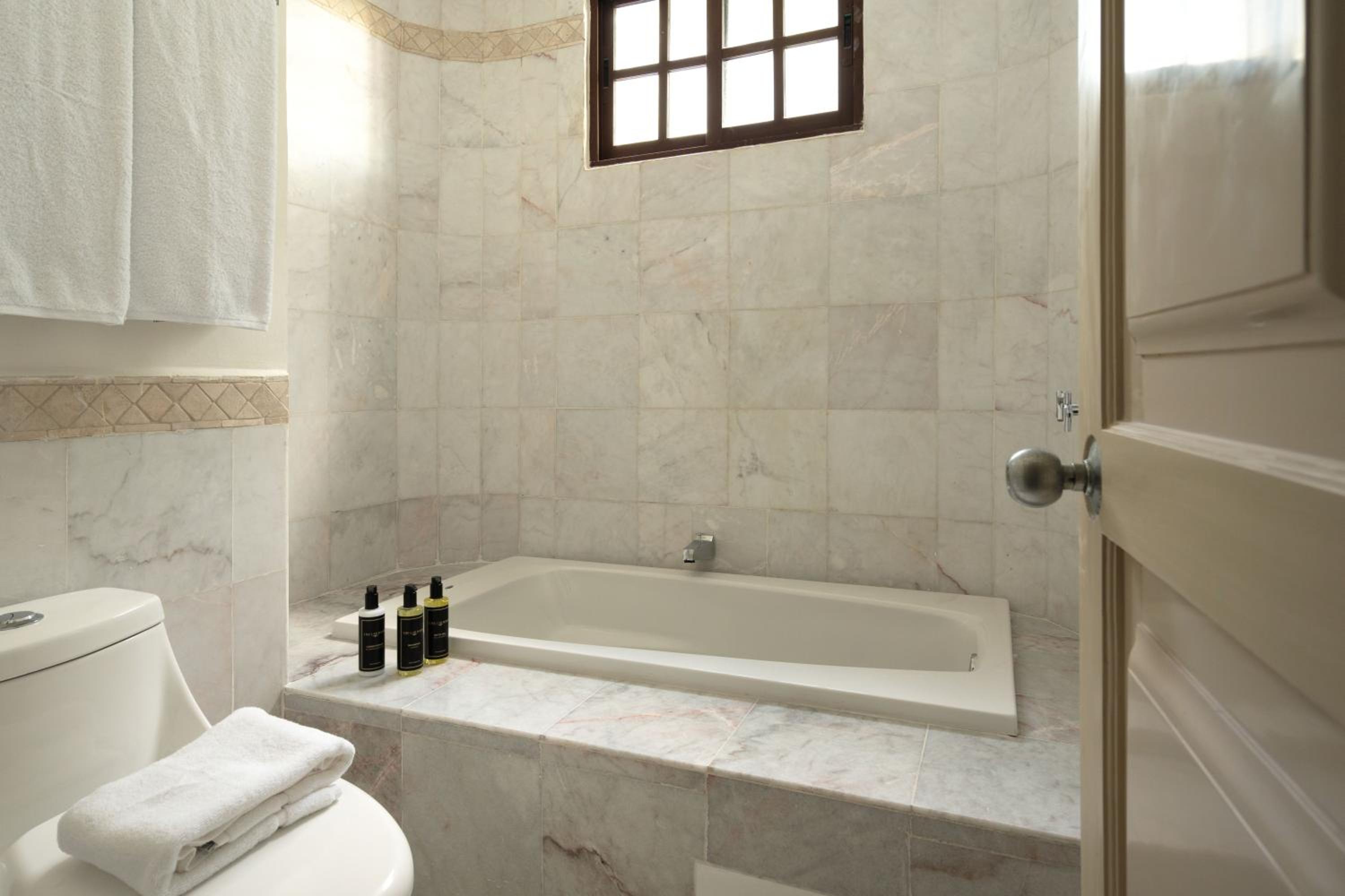 Suite - Photo 11