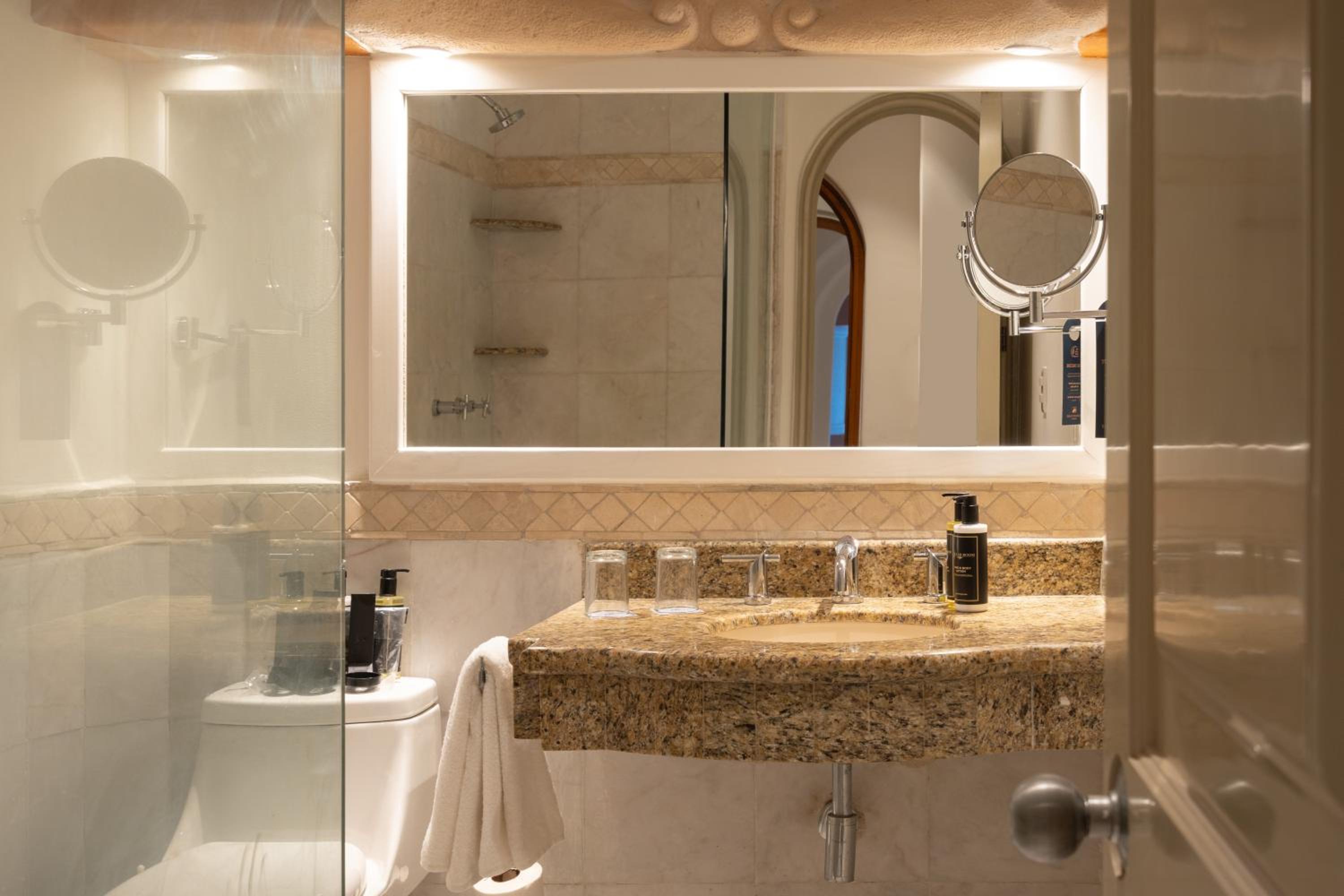 Suite - Photo 12