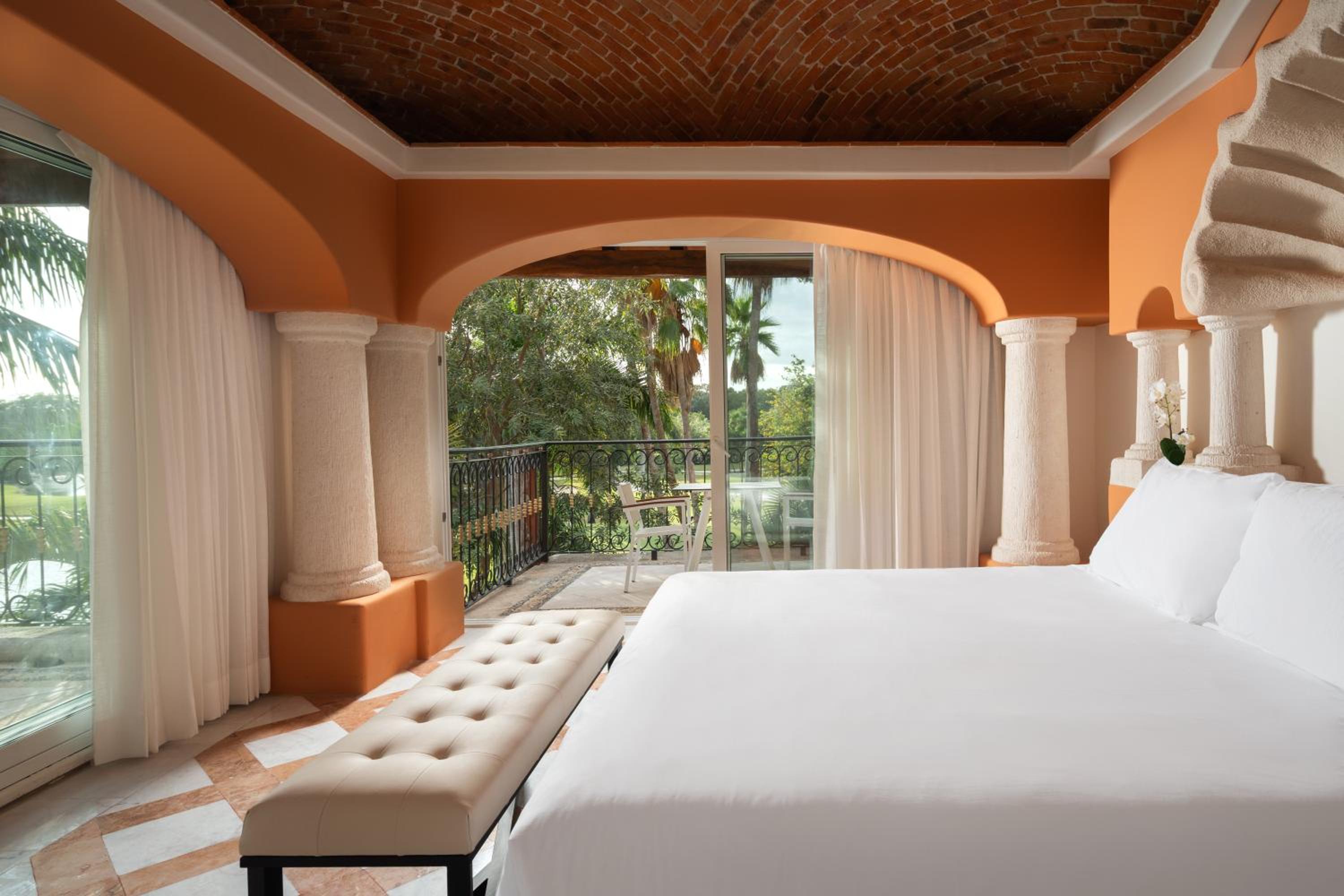 Suite - Photo 1