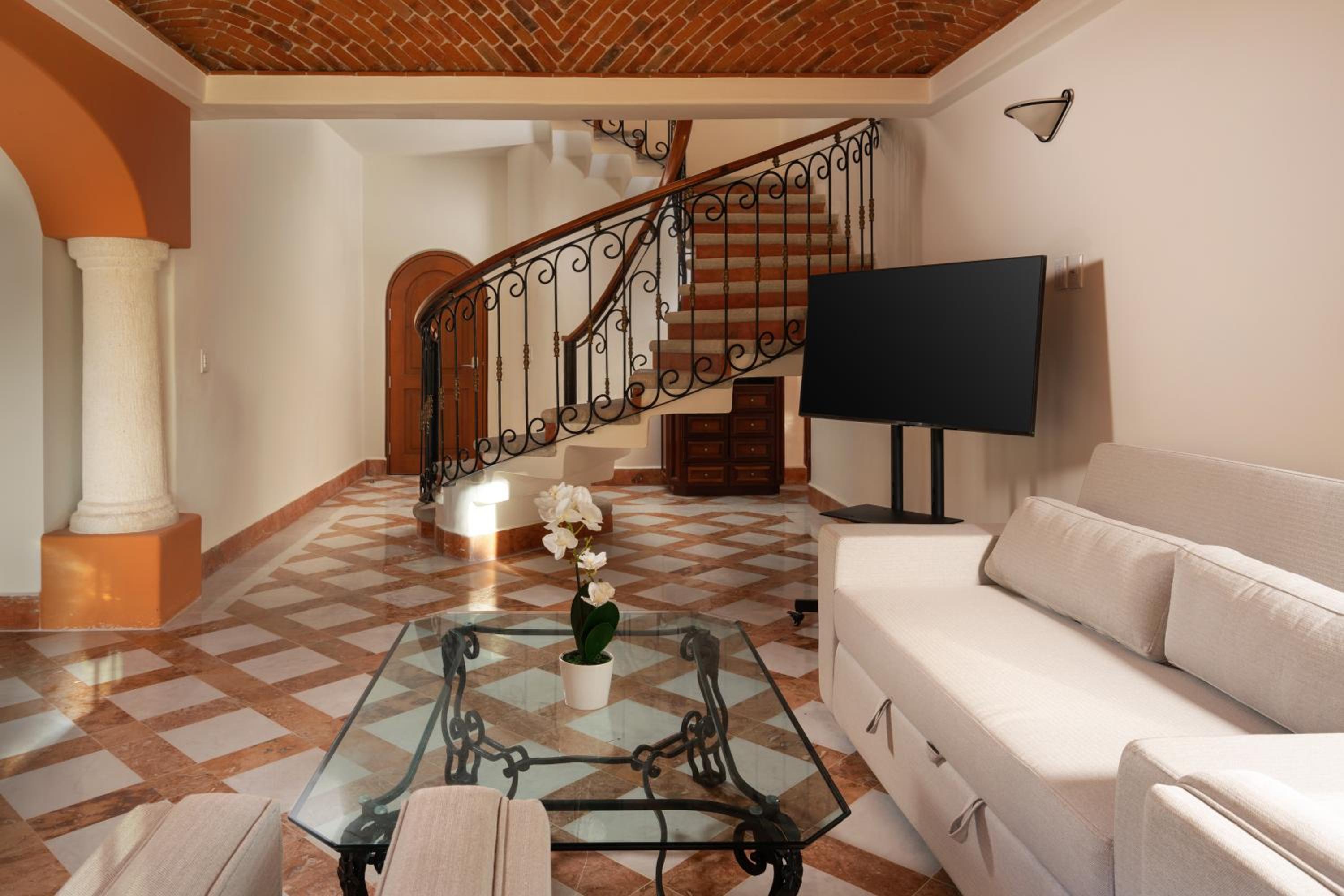 Suite - Photo 10