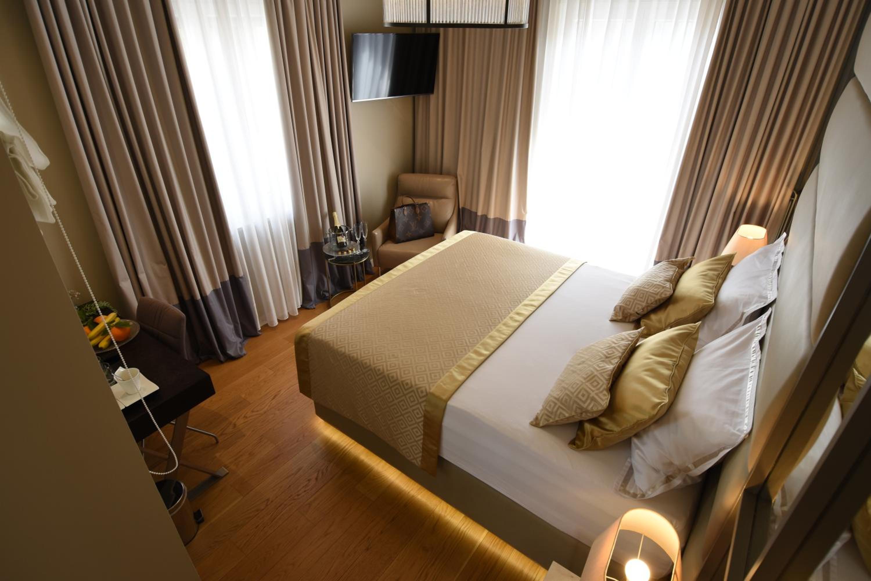 Deluxe Queen Room