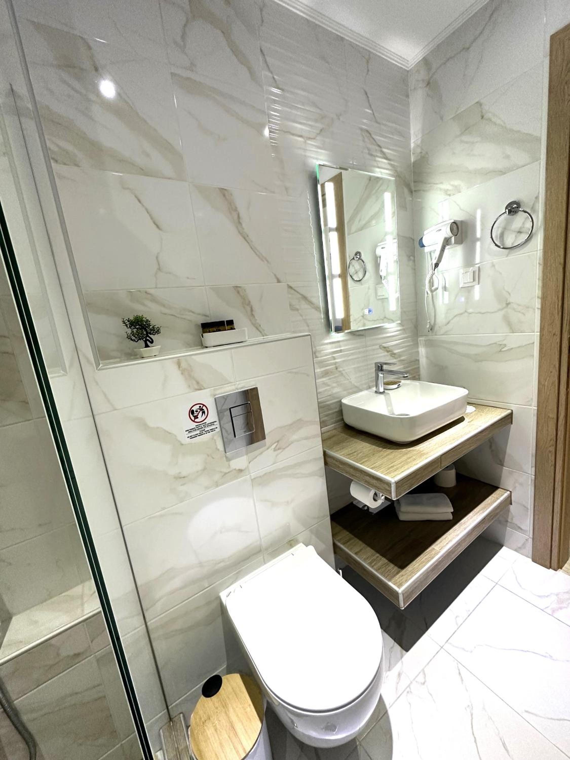Deluxe Double Room with Side Sea View photo 2