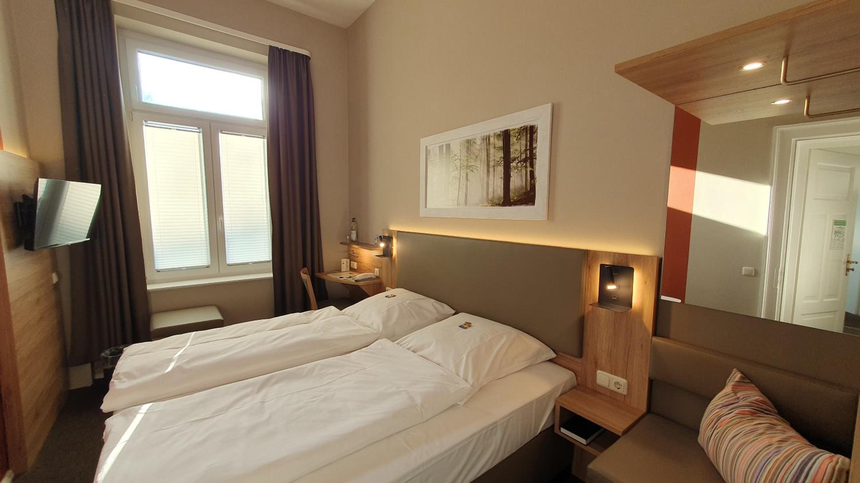 Very Small Double Room - Photo 12