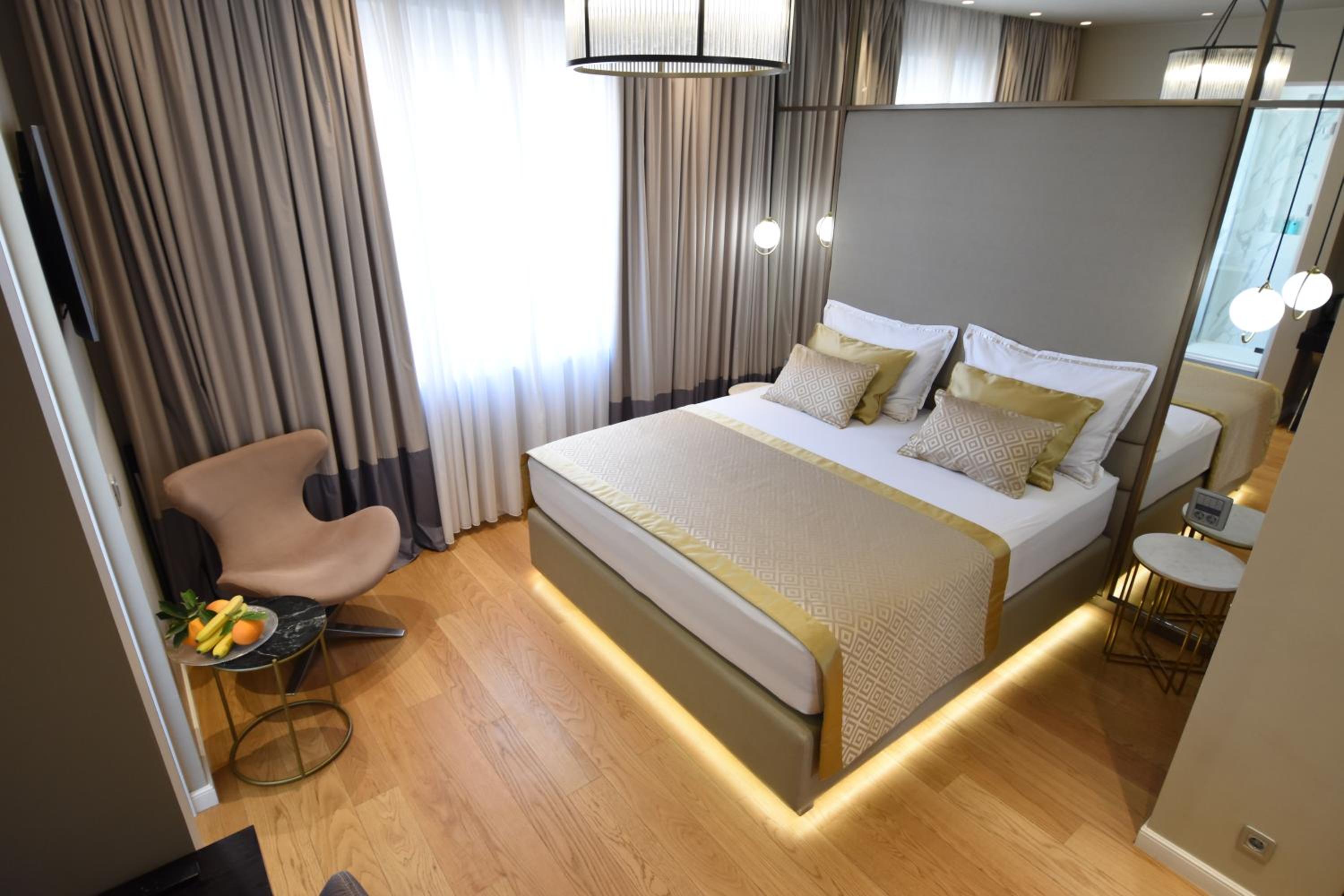 Deluxe Room - Photo 7