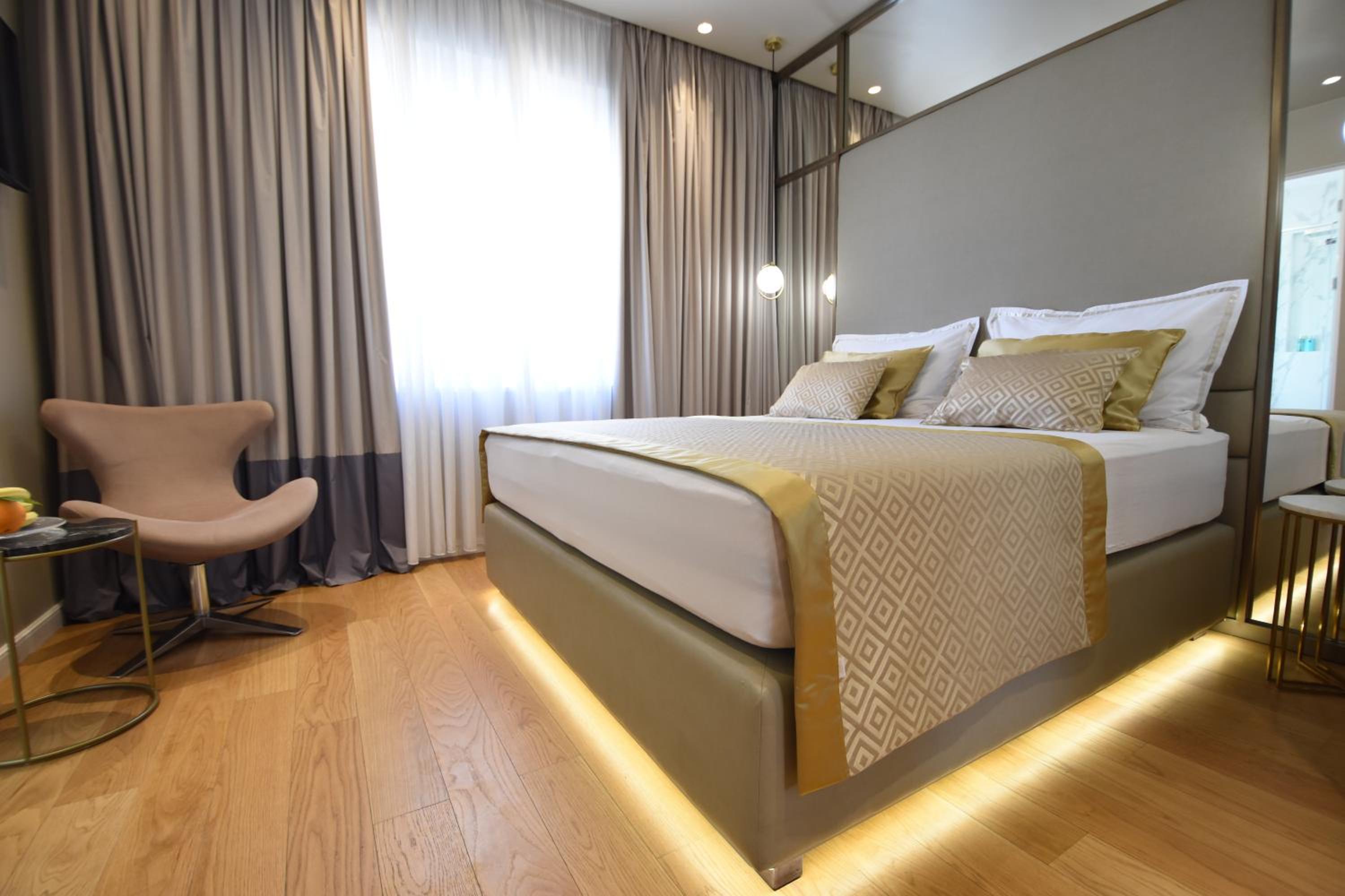 Deluxe Room - Photo 11