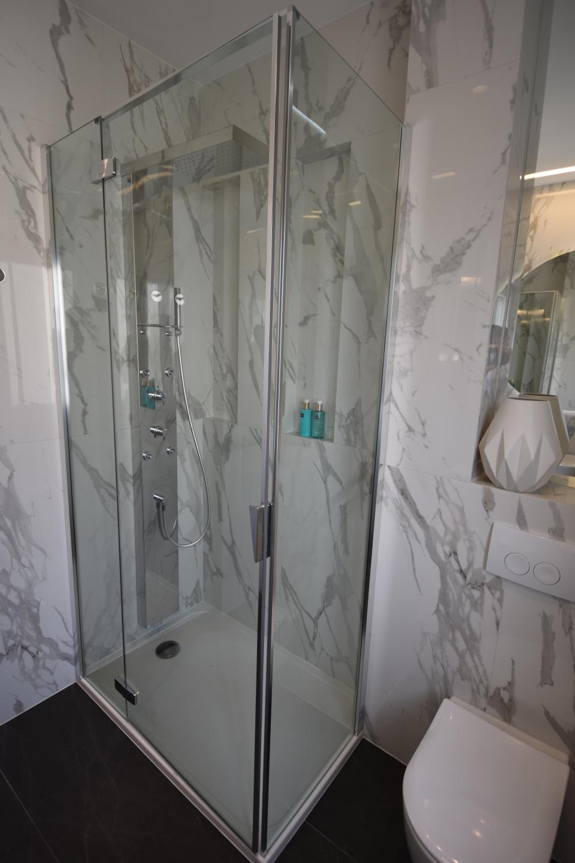 Deluxe Room - Photo 12