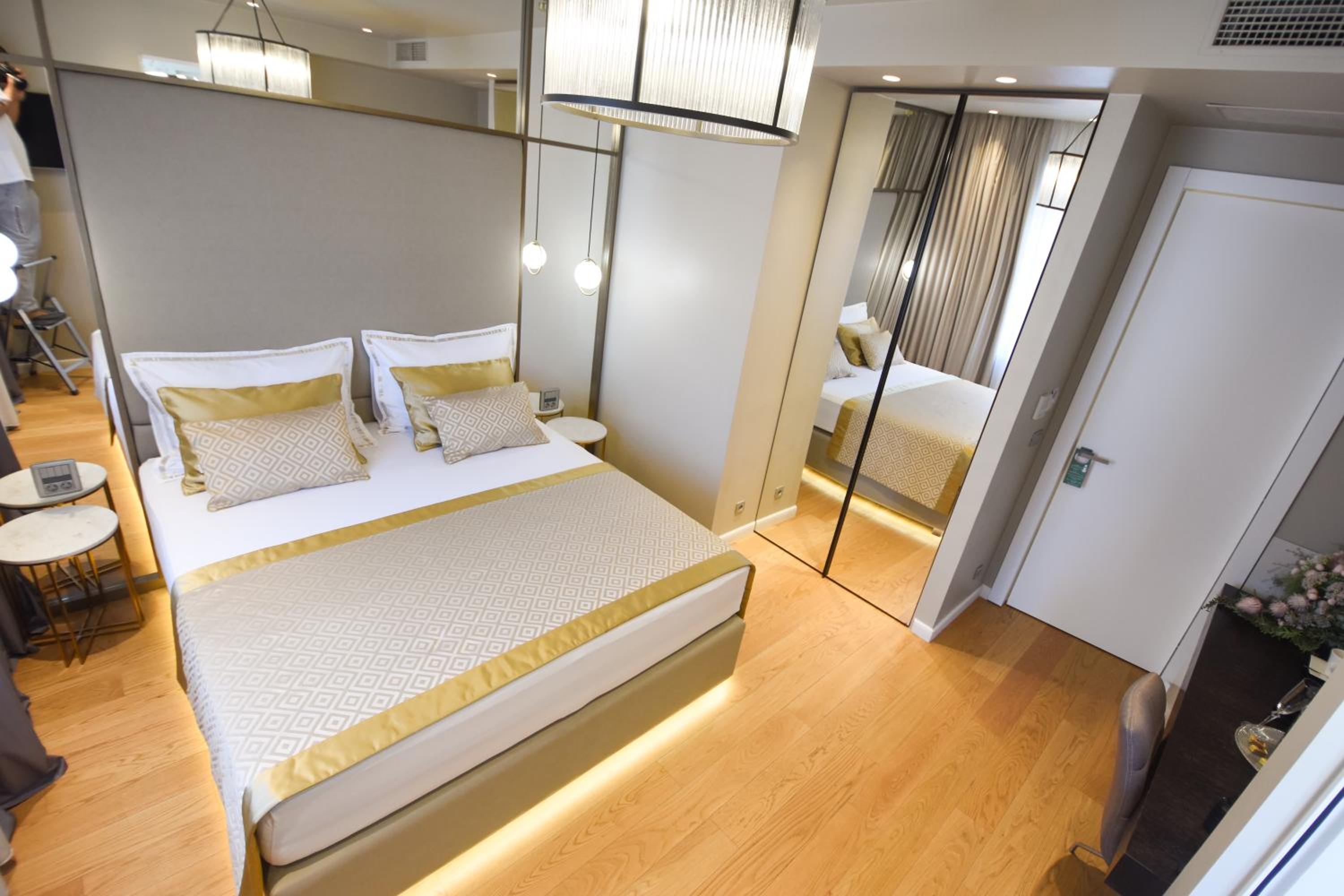 Deluxe Room - Photo 5