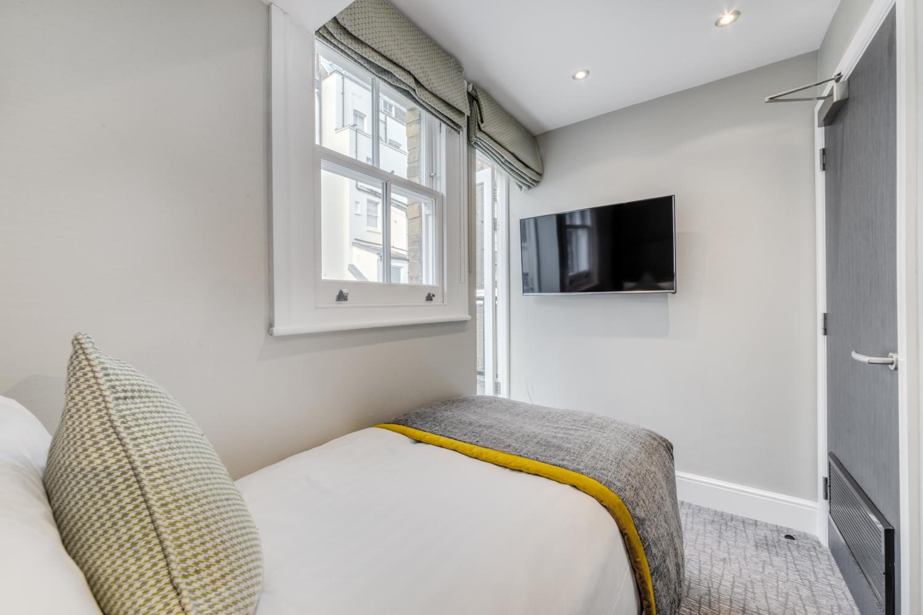 Single Room with Balcony photo 2