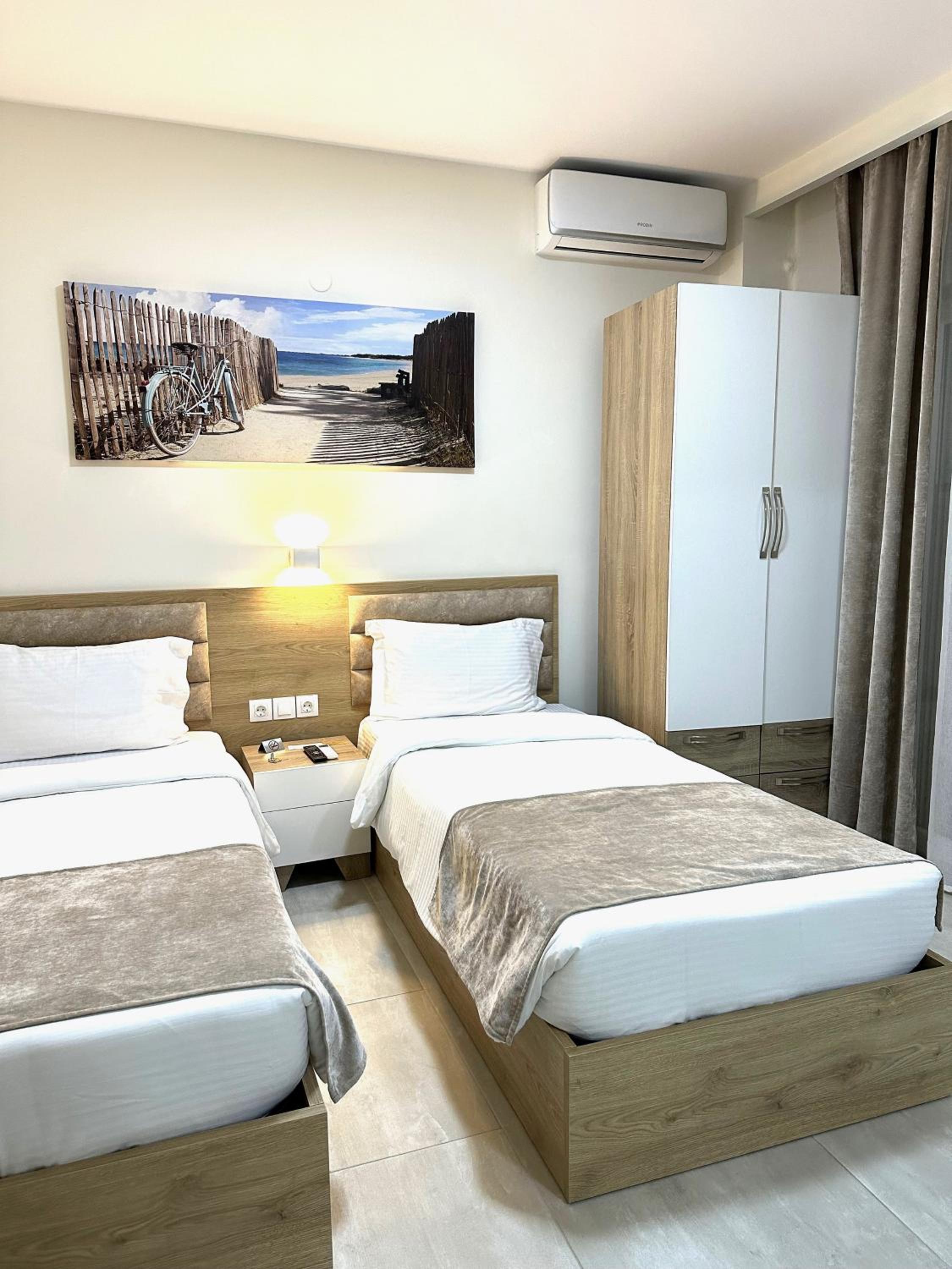 Deluxe Twin Room with Side Sea View photo 3