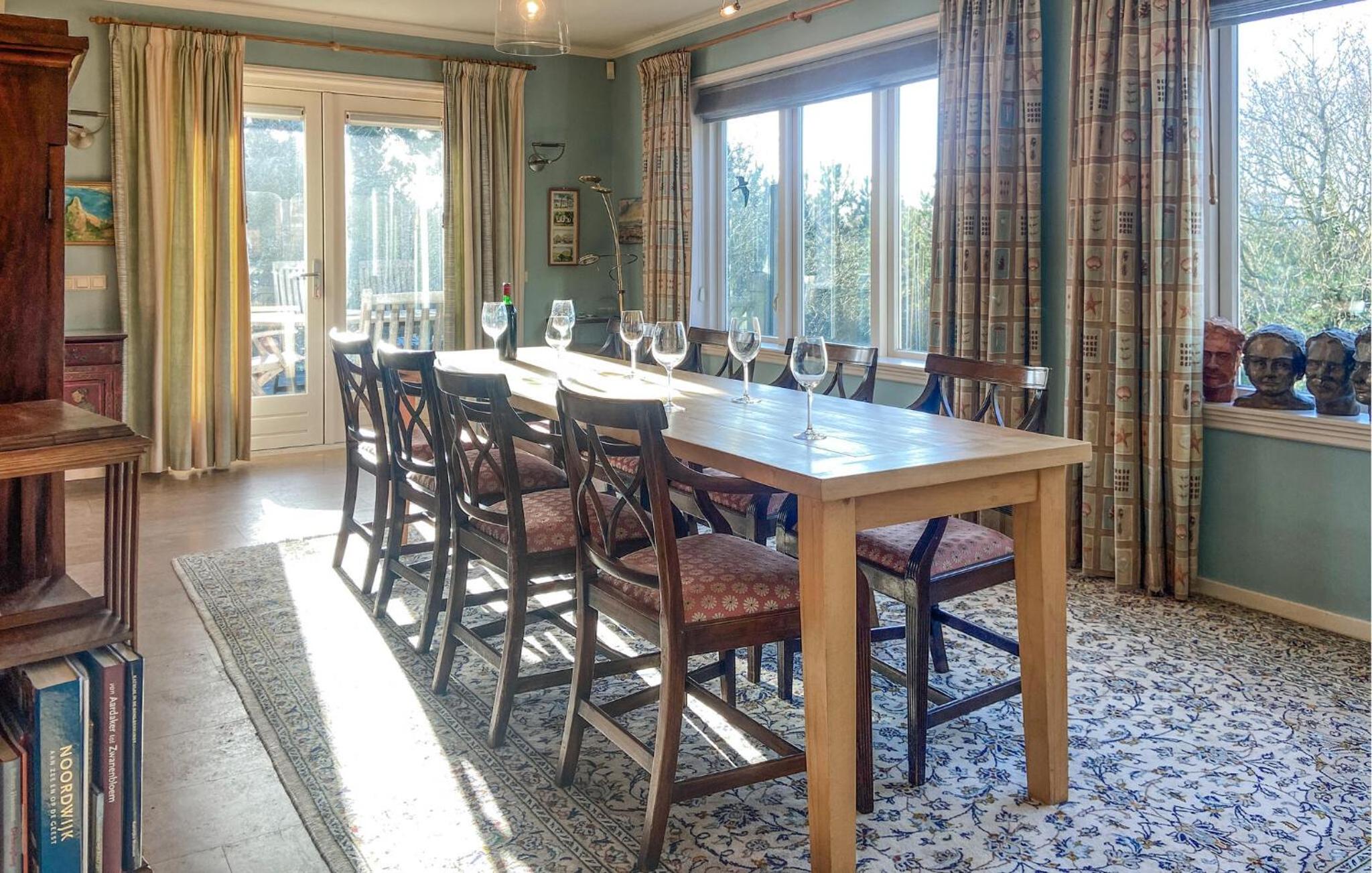 Four-Bedroom Holiday Home photo 2