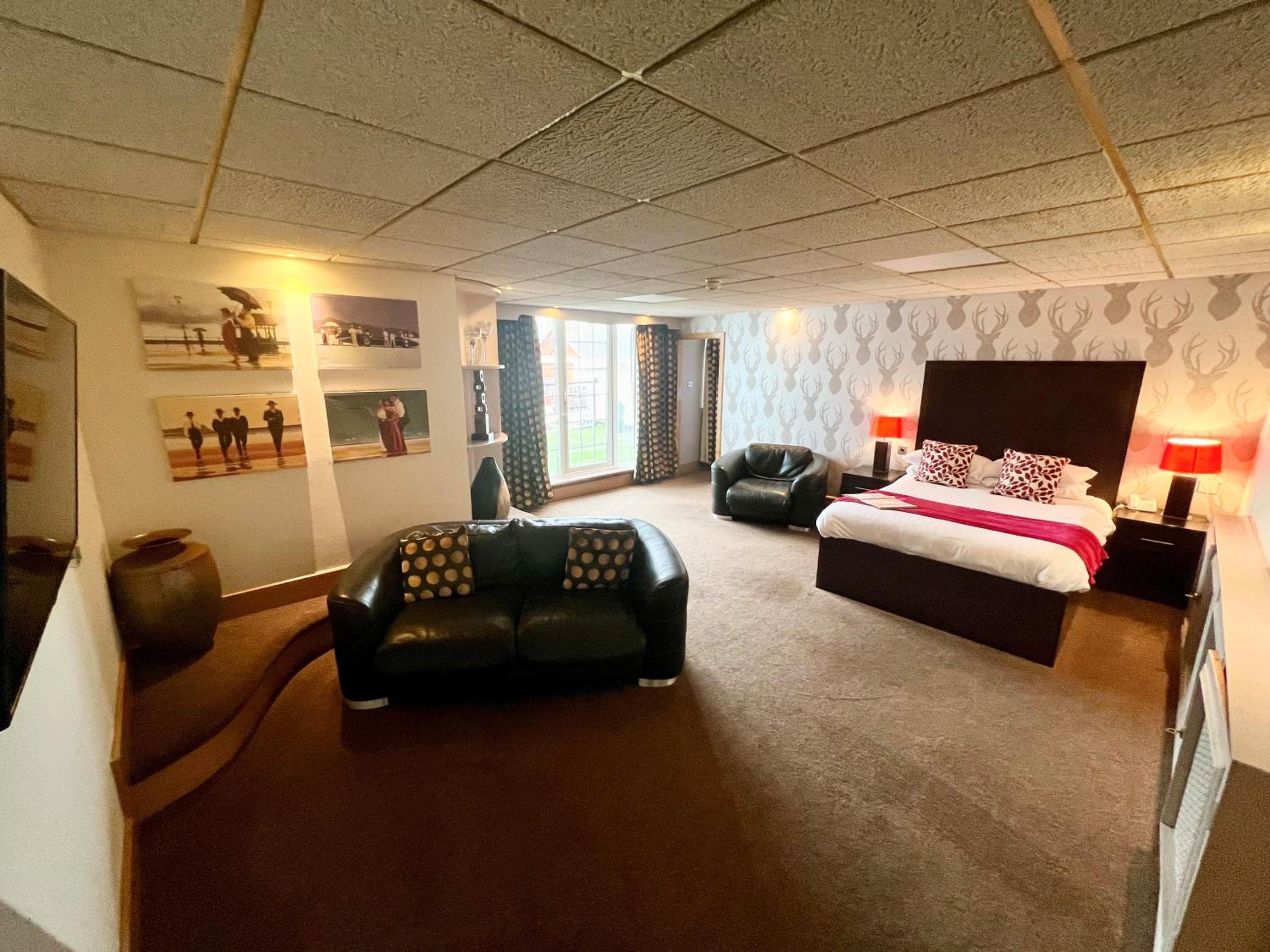 Family Suite with Balcony - Photo 2