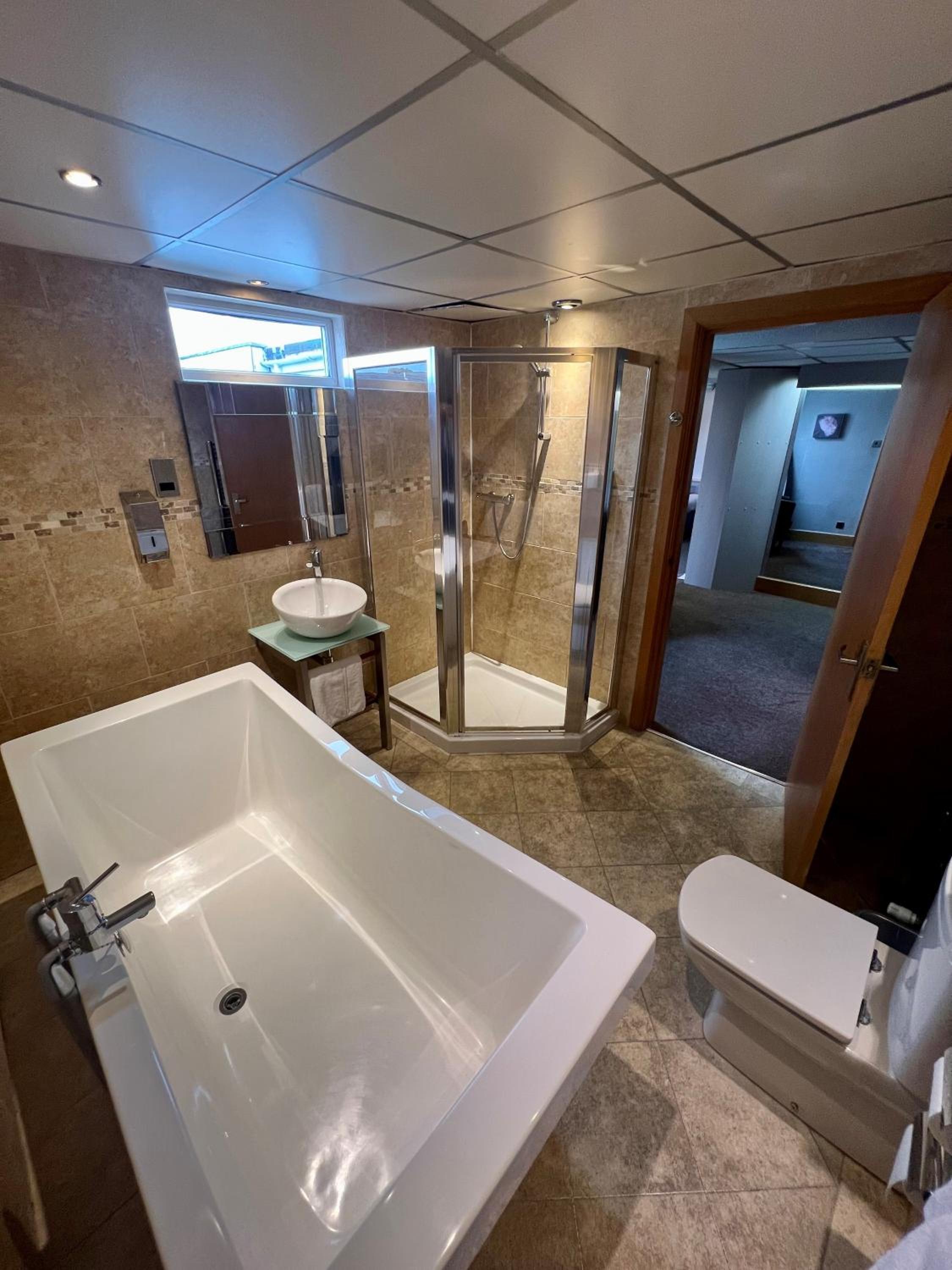 Family Suite with Balcony - Photo 3
