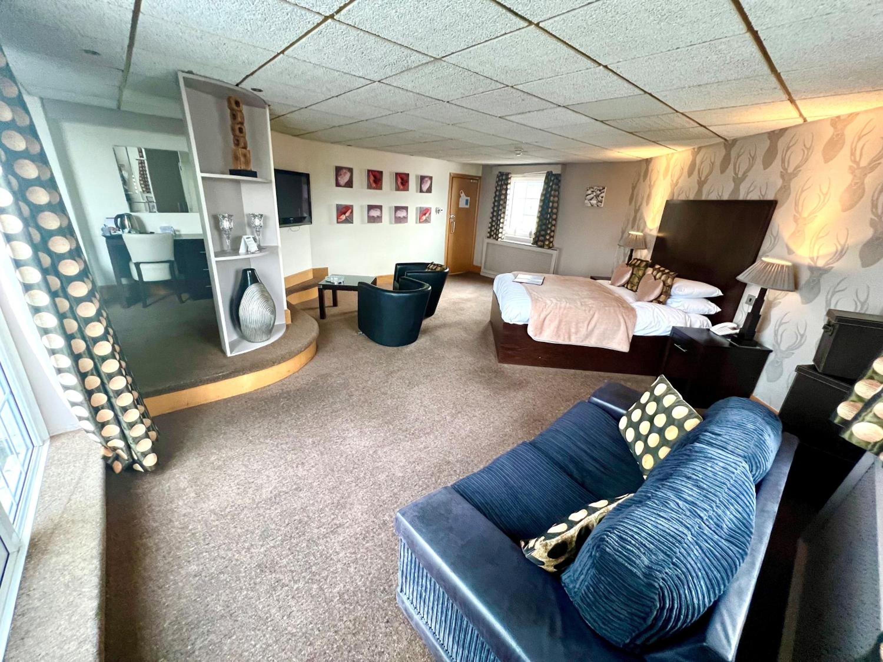 Suite with Balcony - Photo 3