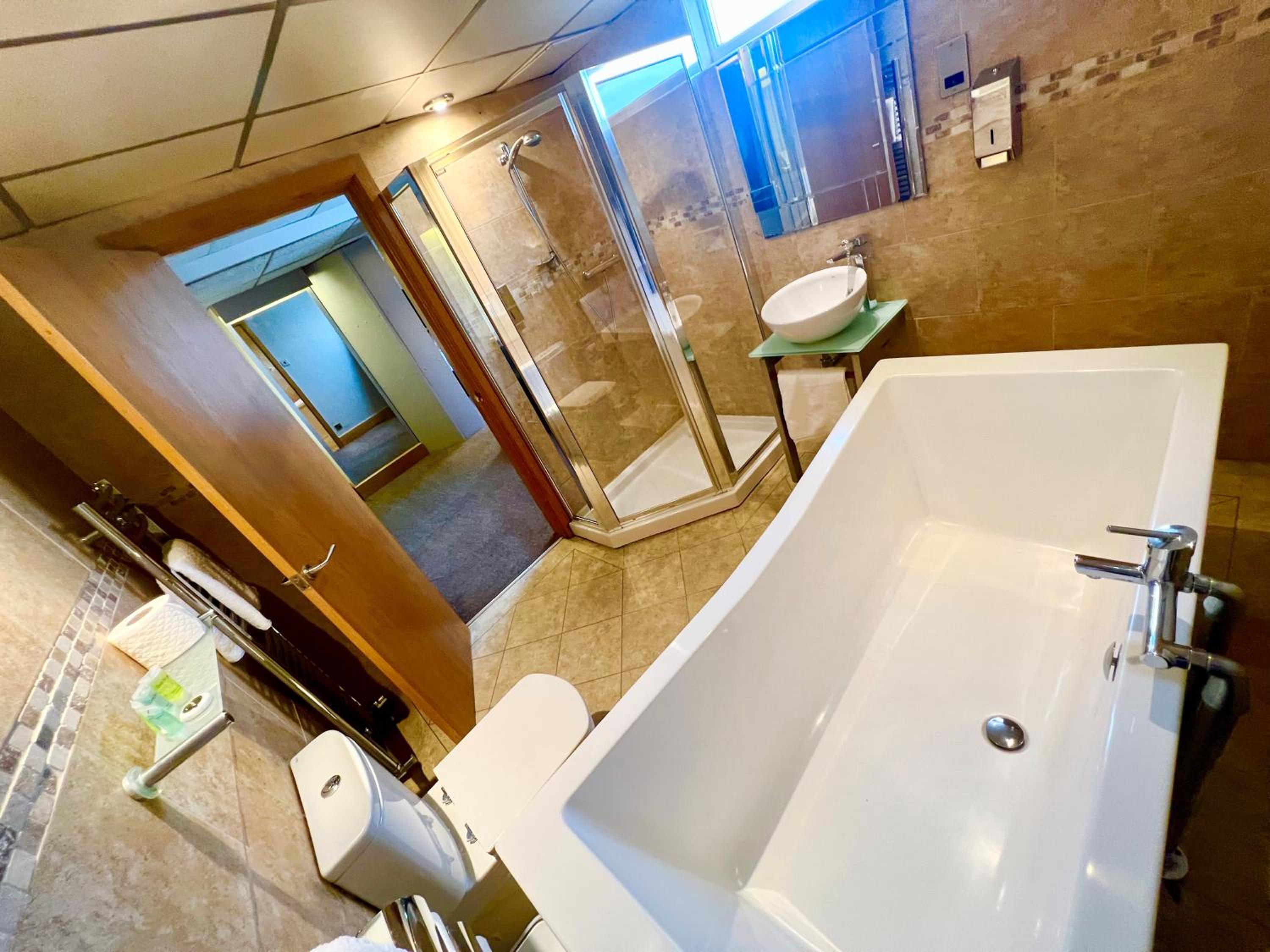 Suite with Balcony - Photo 4