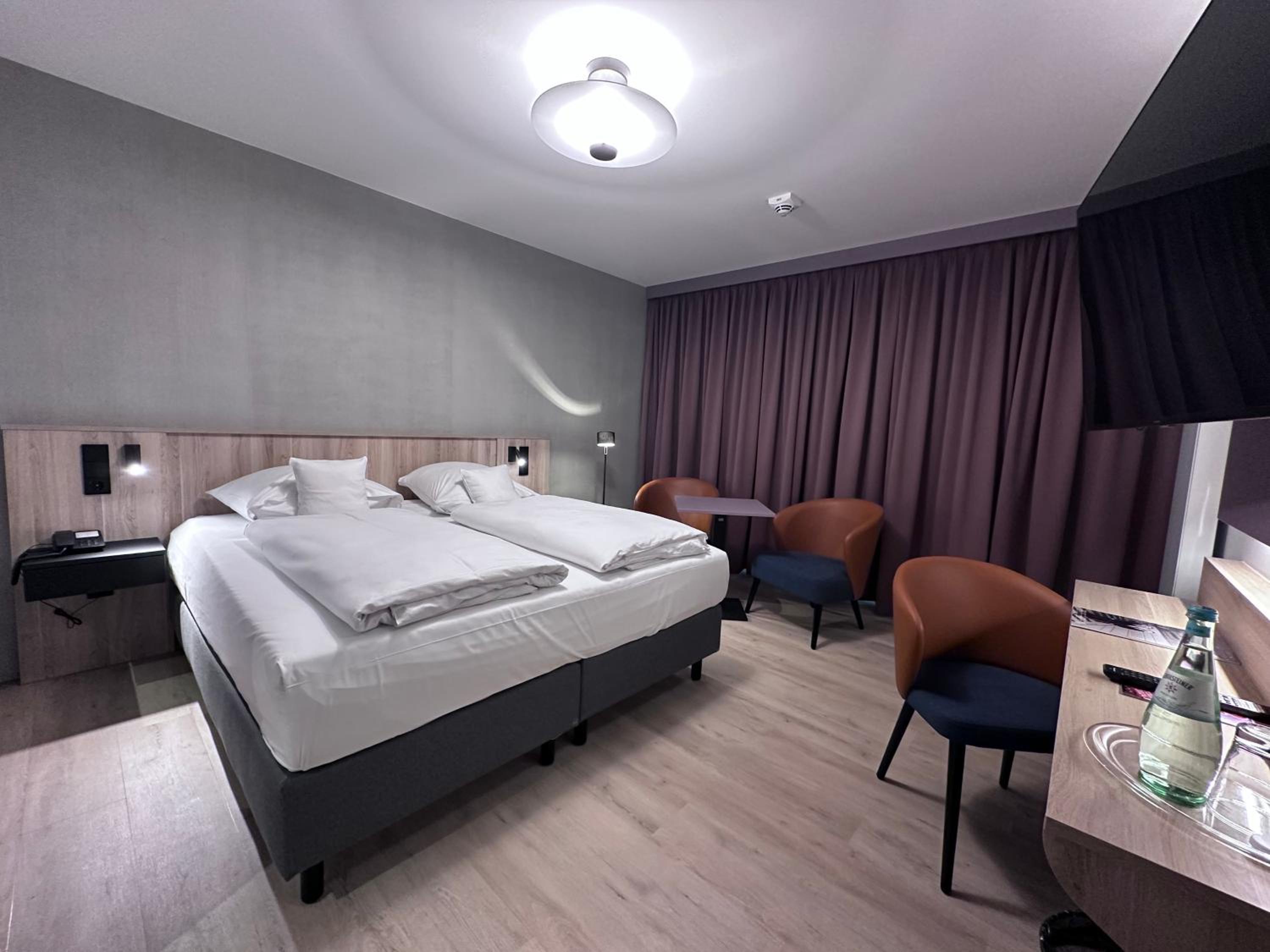 Deluxe Double Room with Balcony thumbnail 6