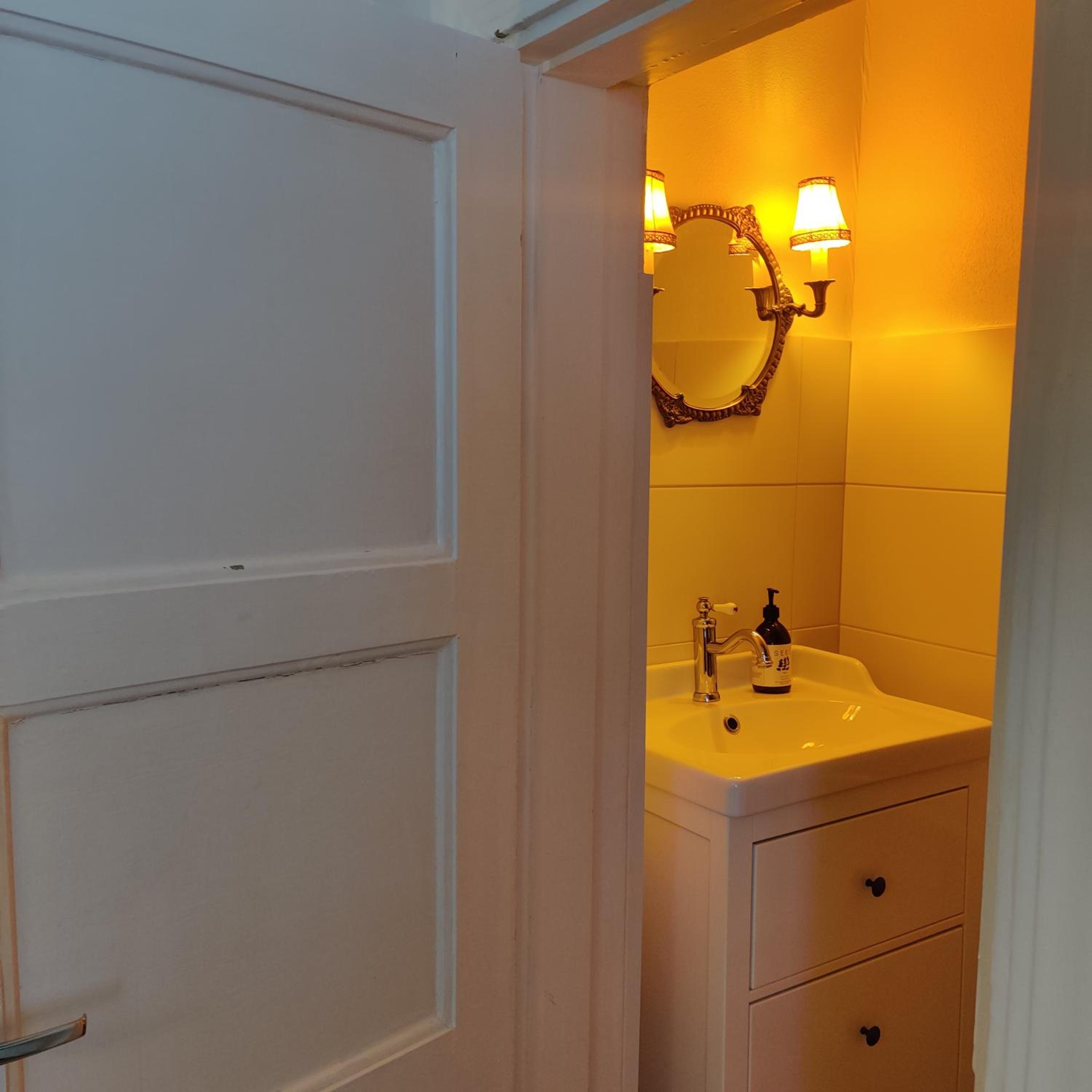 Deluxe Double Room with Shower - Photo 2