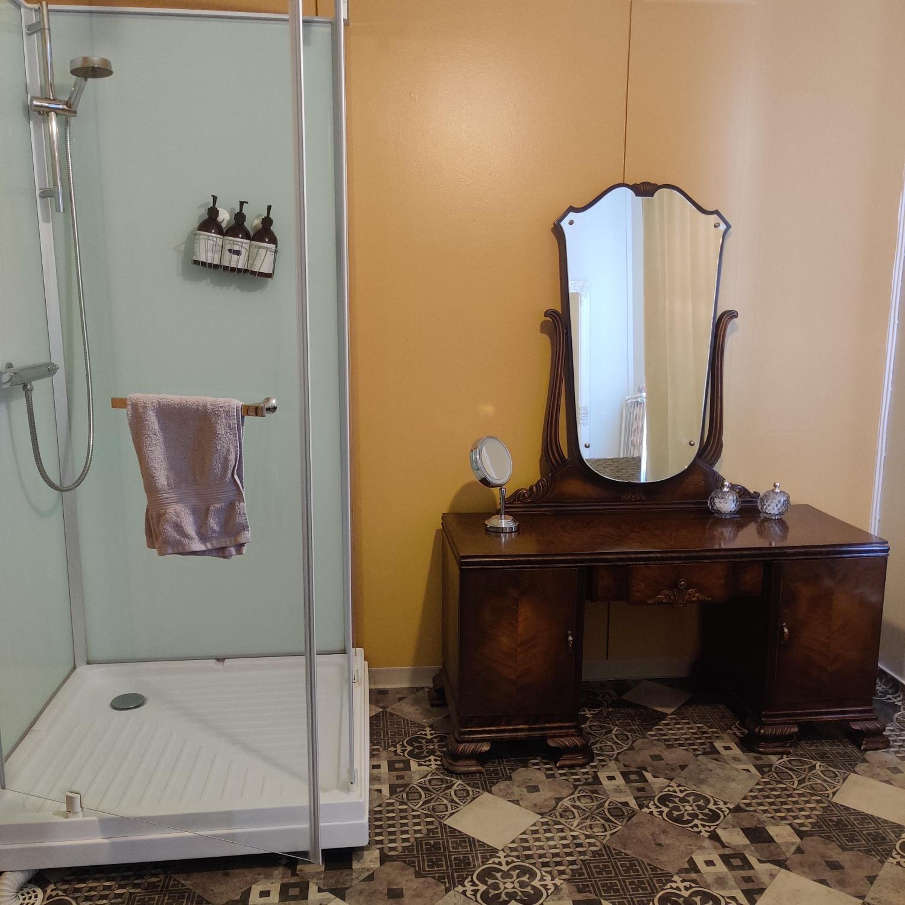 Deluxe Double Room with Shower - Photo 10