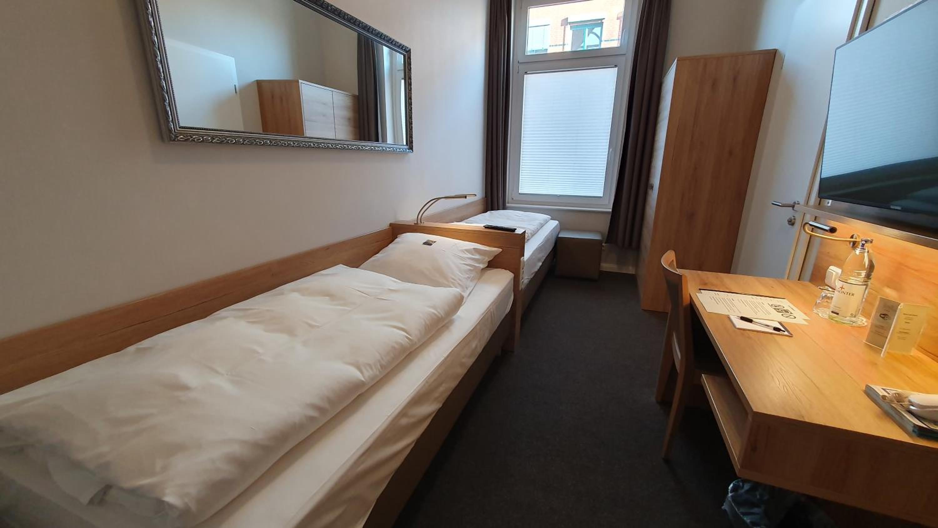 Very Small Twin Room with separate beds - Photo 2