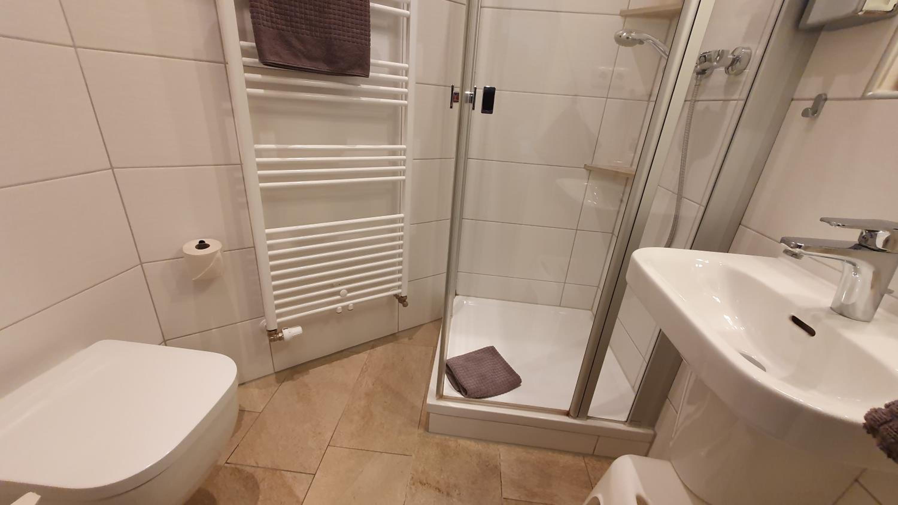 Very Small Twin Room with separate beds - Photo 1