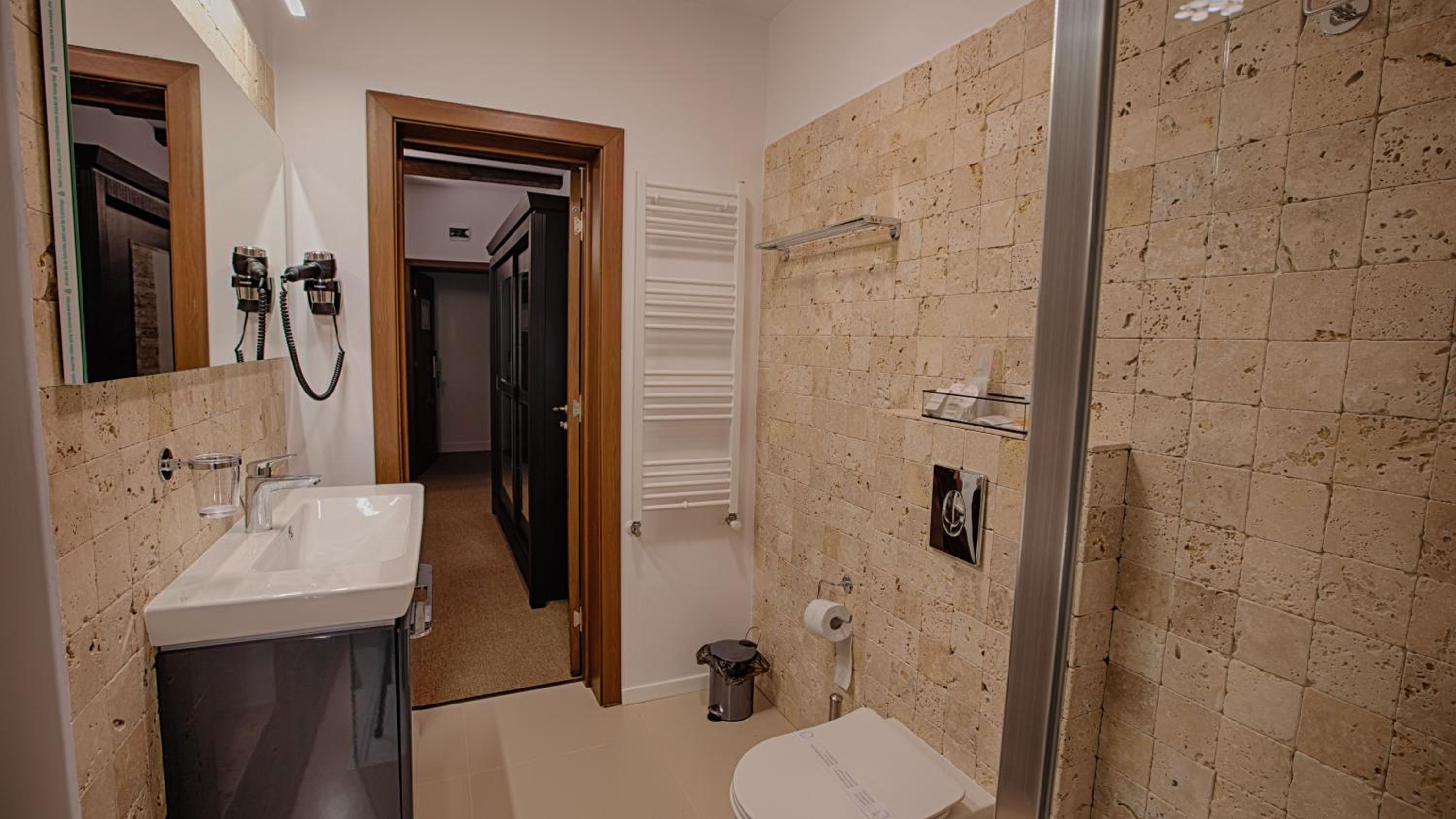Deluxe King Room - Photo 4