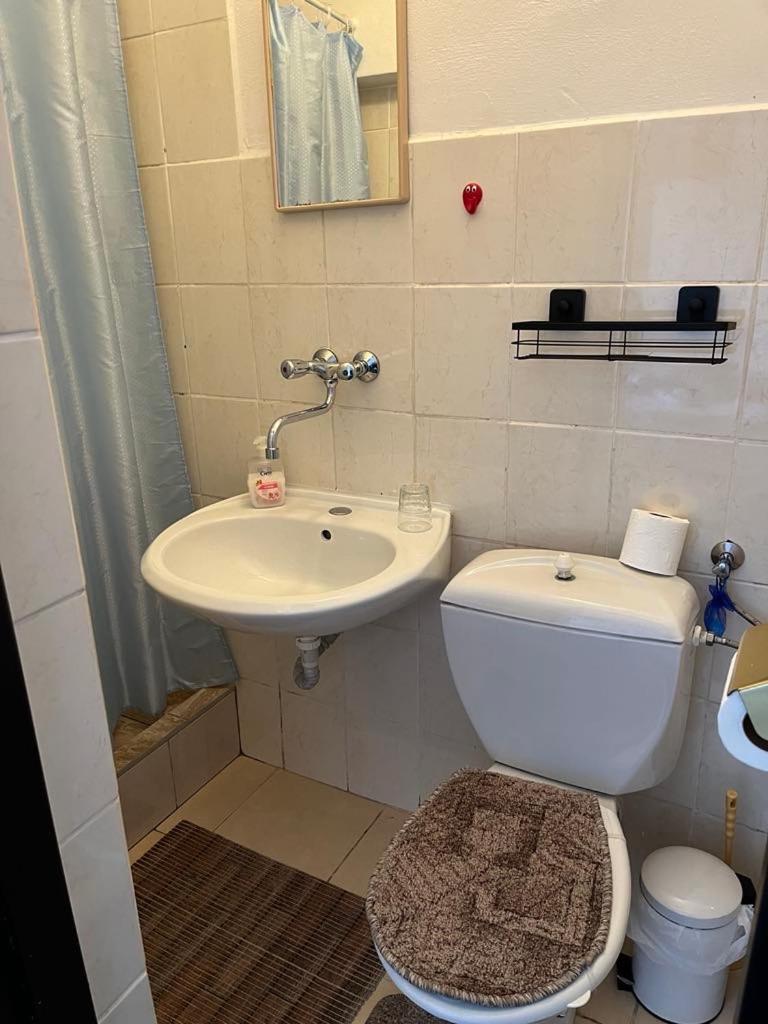 Twin Room with Private Bathroom - Photo 9