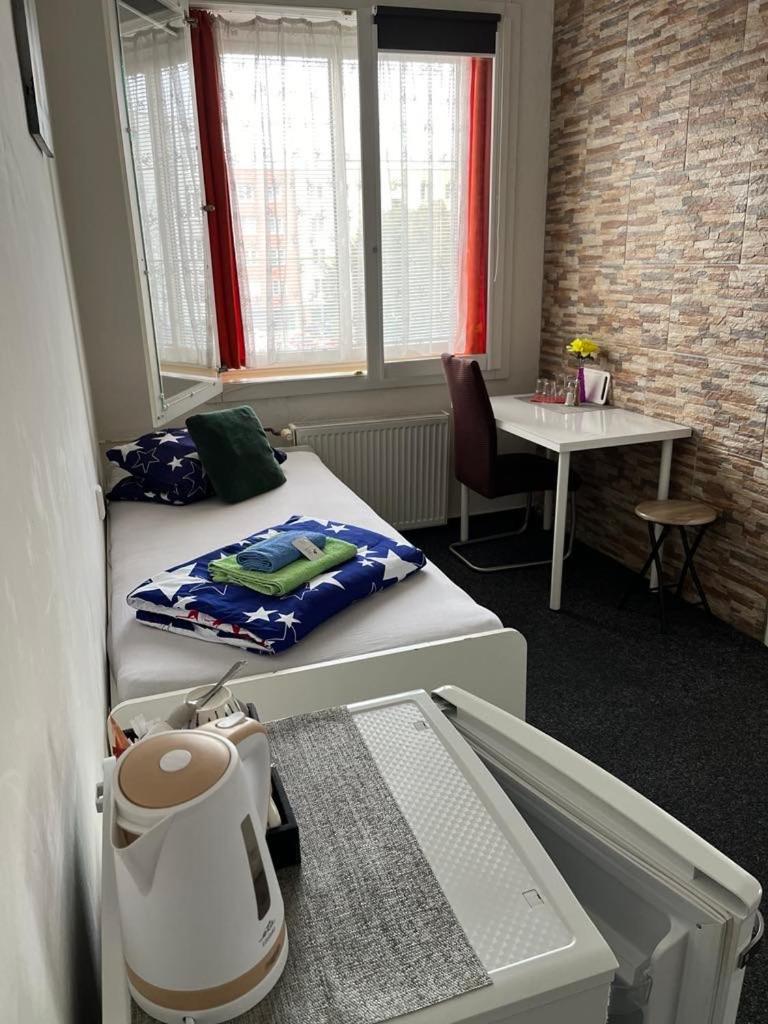 Twin Room with Private Bathroom - Photo 10
