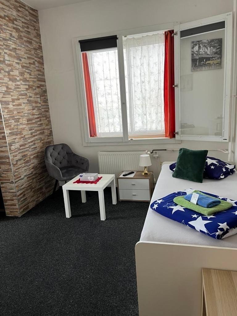 Twin Room with Private Bathroom - Photo 11