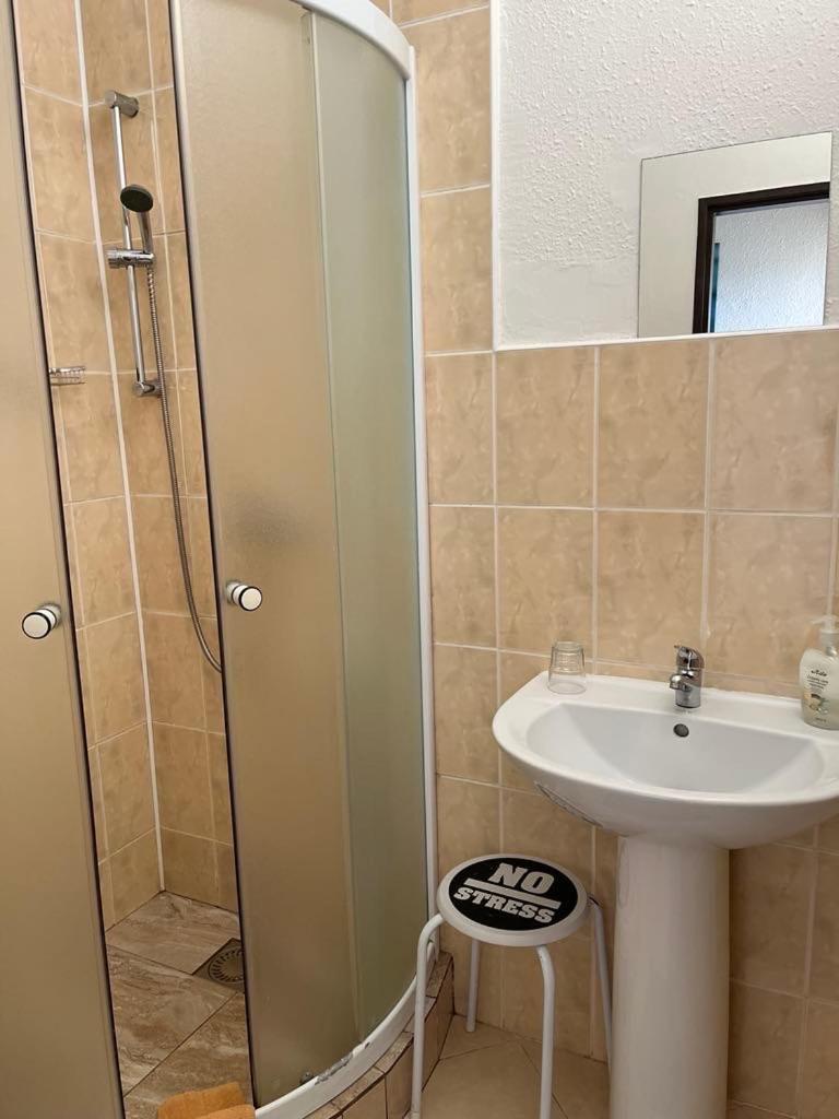 Small Twin Room - Photo 9