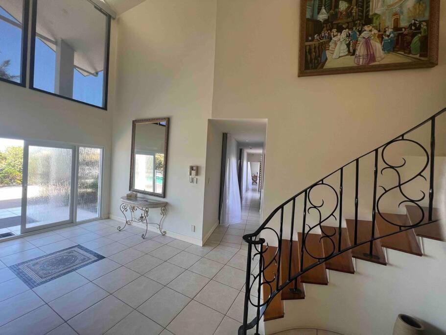 Five-Bedroom House photo 3