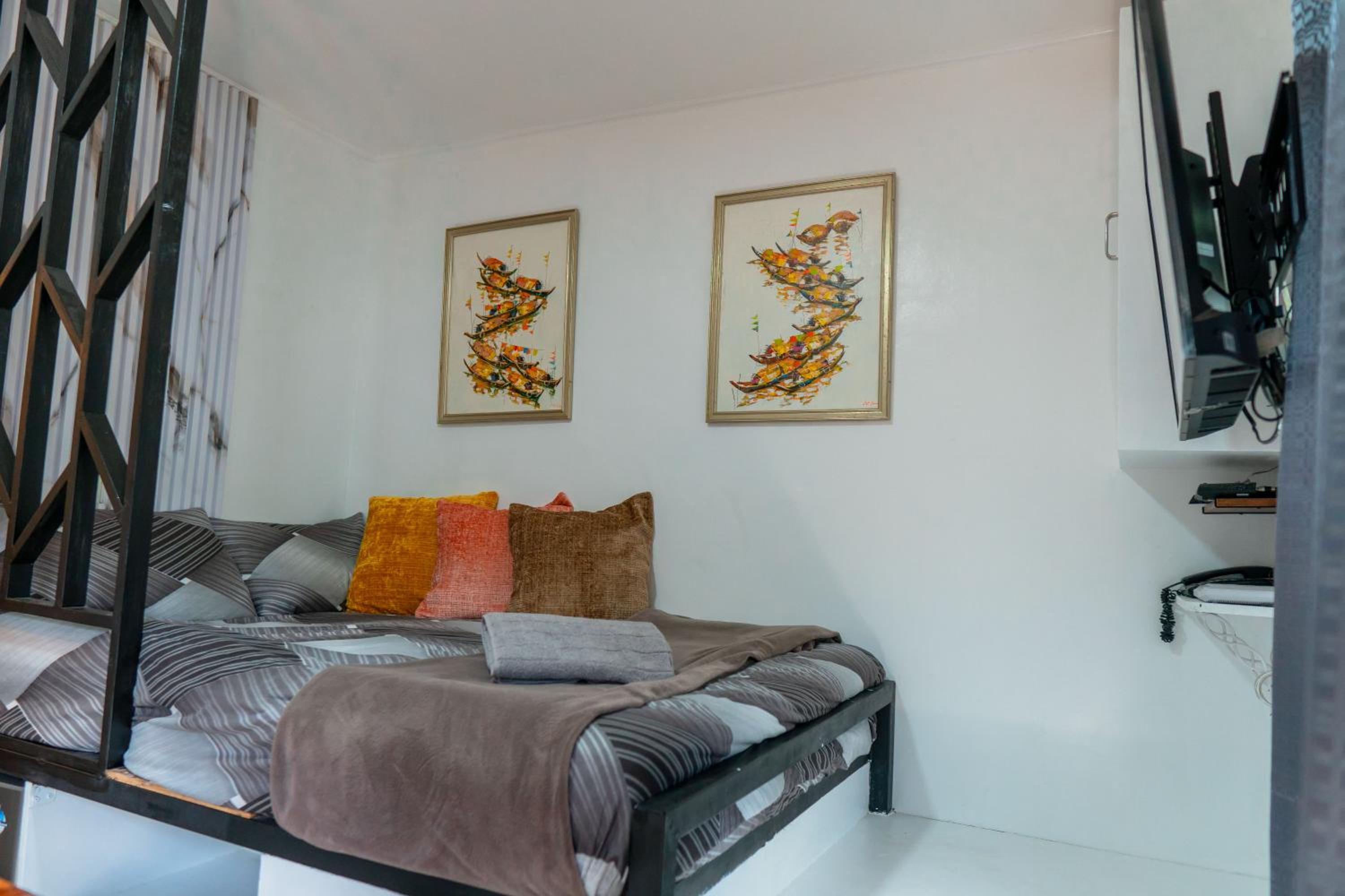 Studio Apartment - Photo 1
