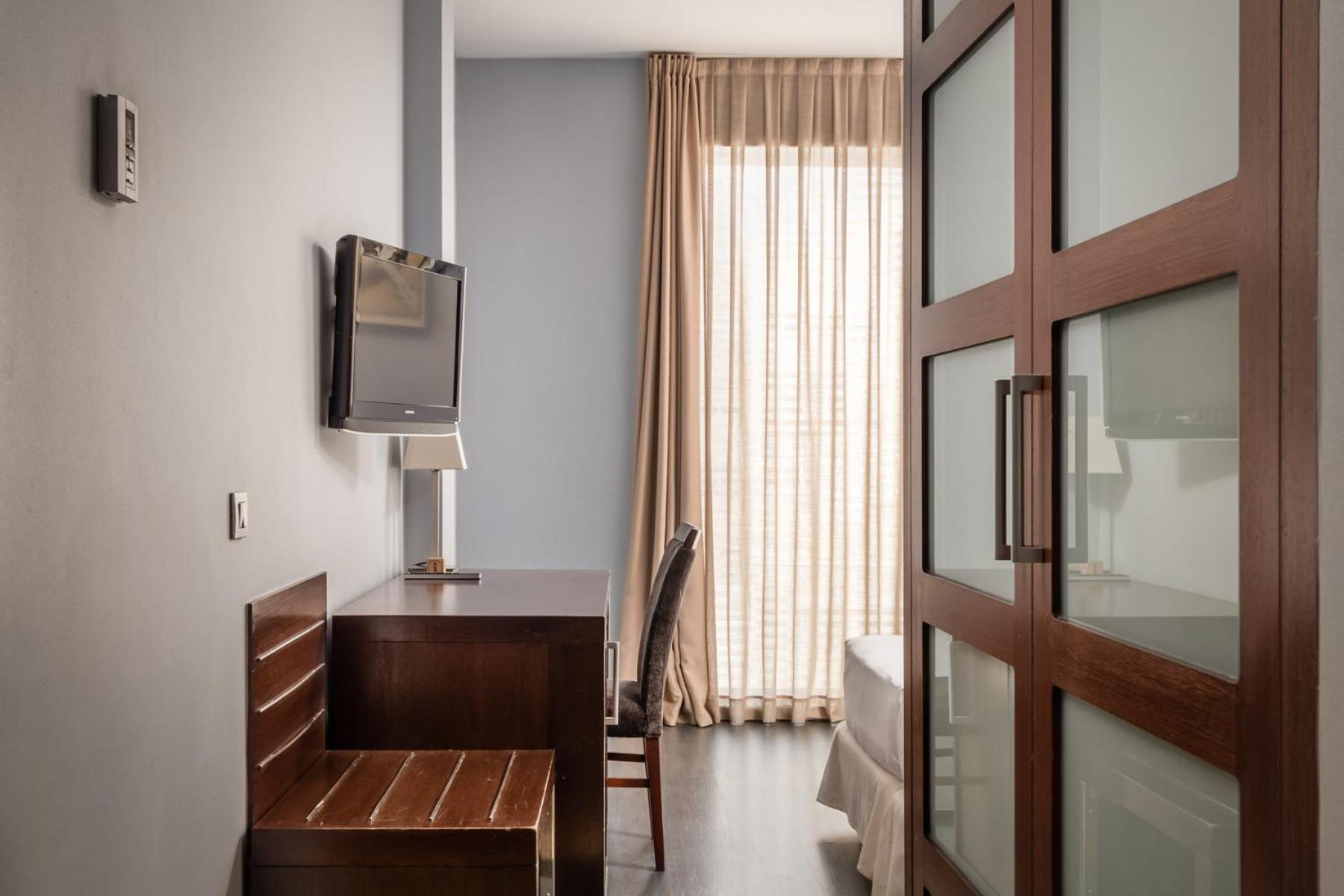 Double or Twin Room - Photo 6