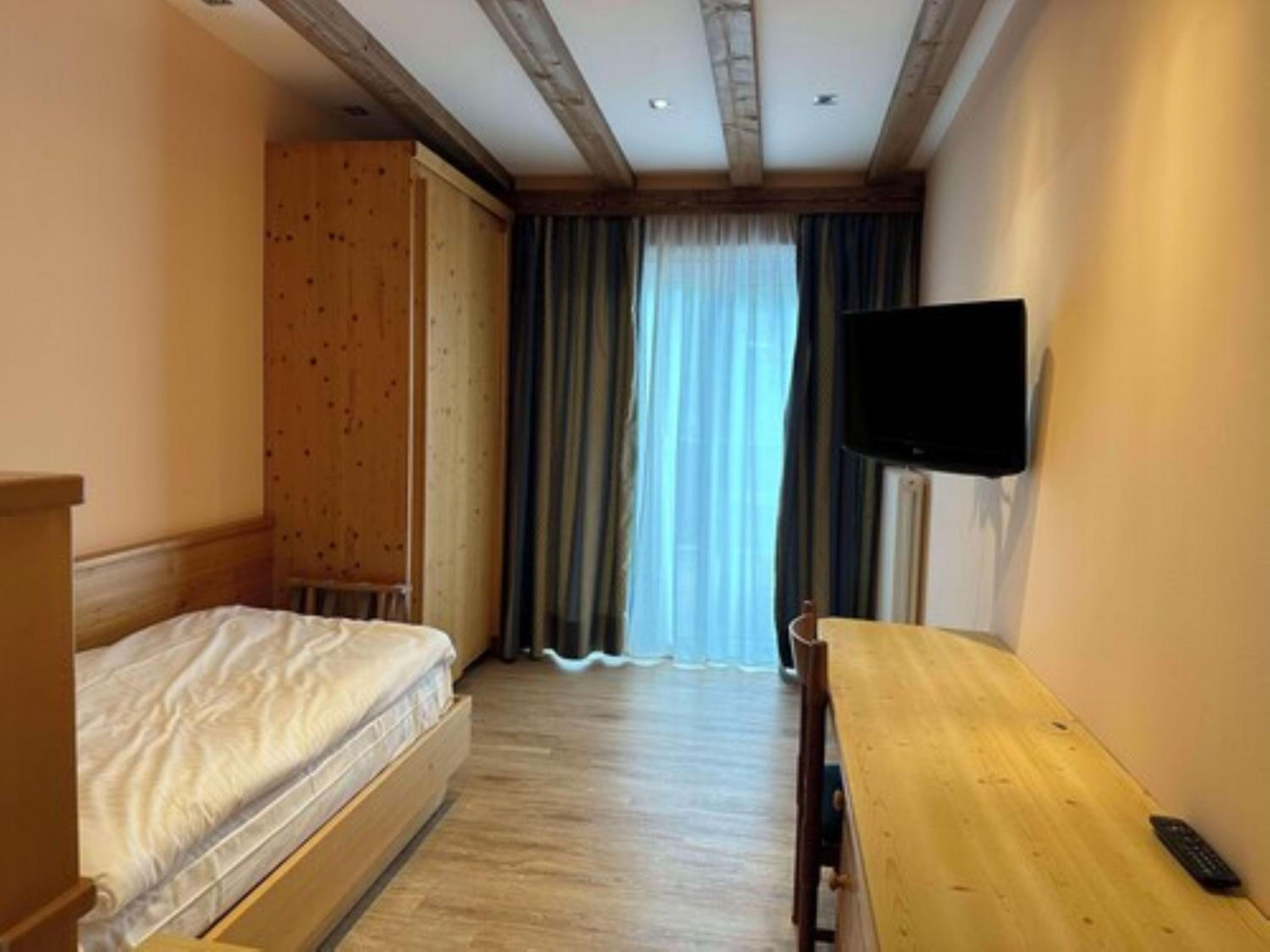 Standard Twin Room with Balcony and Mountain View - Non-Smoking photo 2