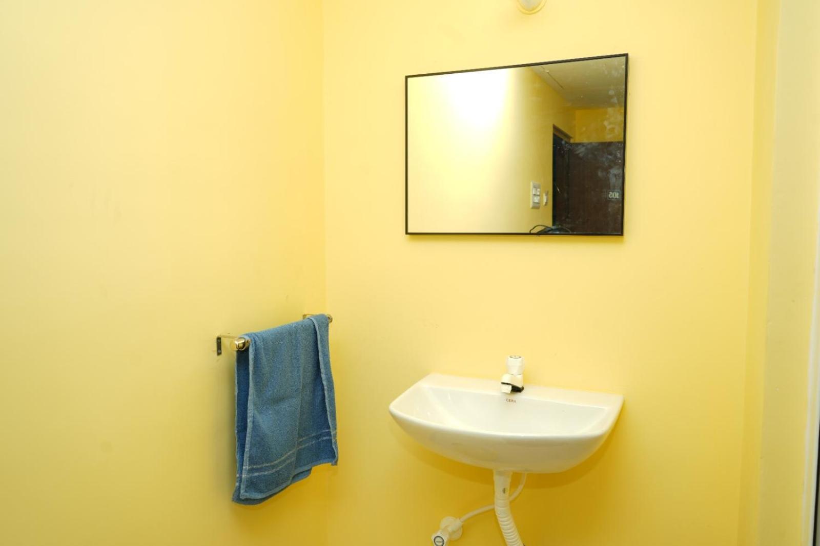 Single Room with Bath photo 2