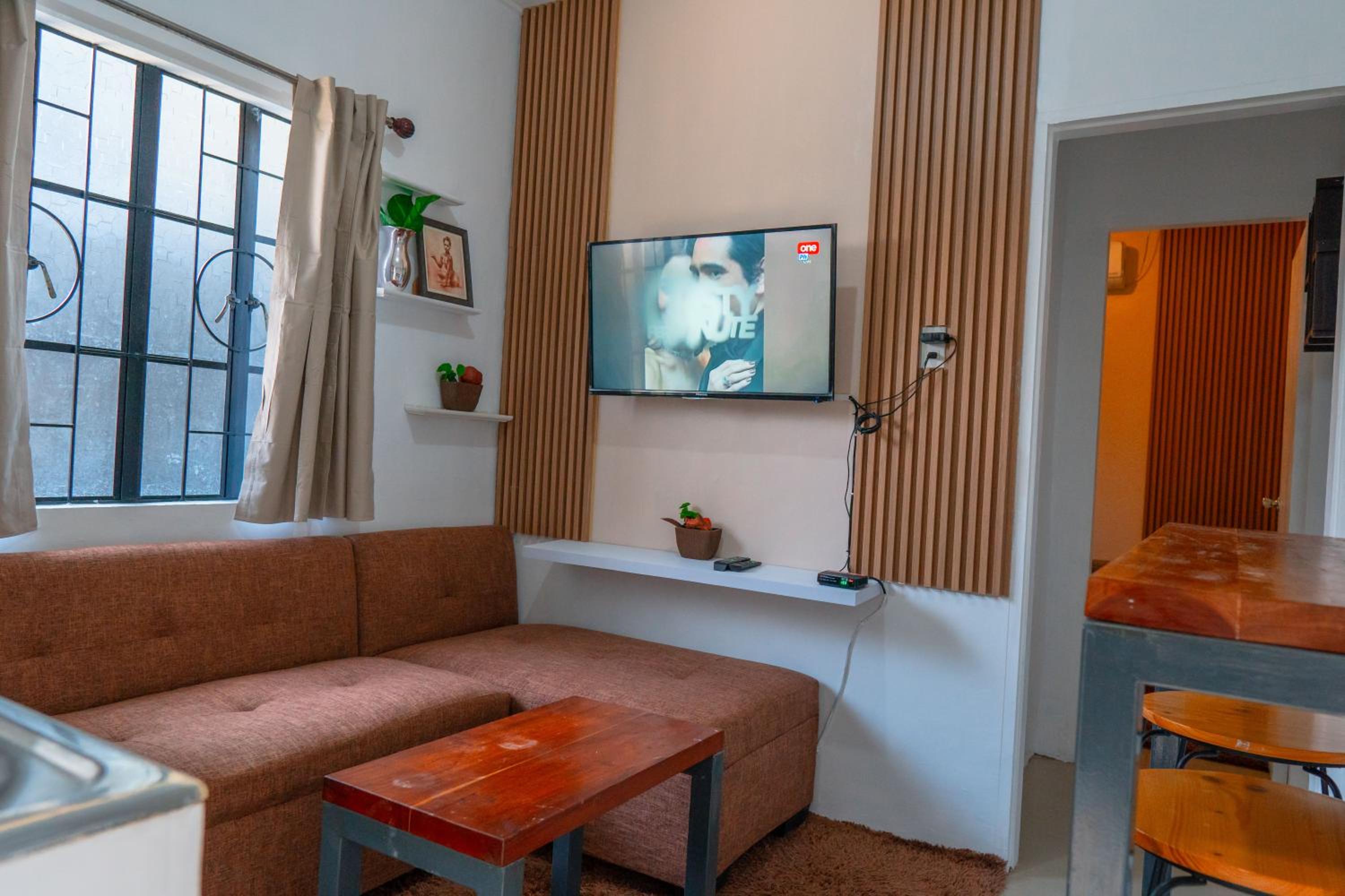 One-Bedroom Apartment - Photo 2