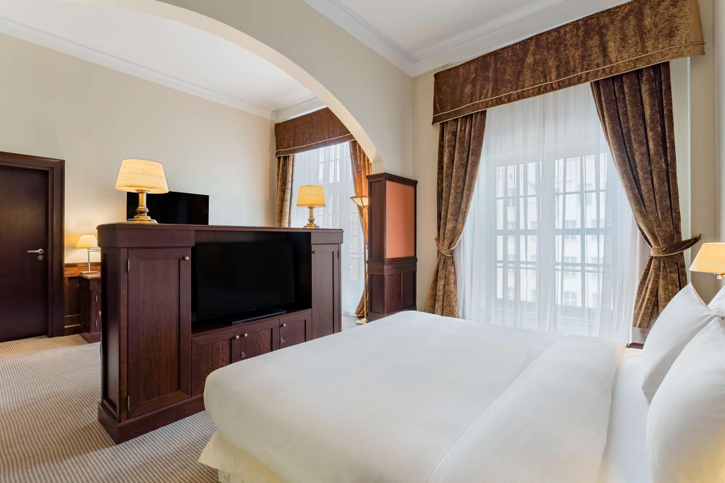 Junior Suite with Old Town View - Photo 8