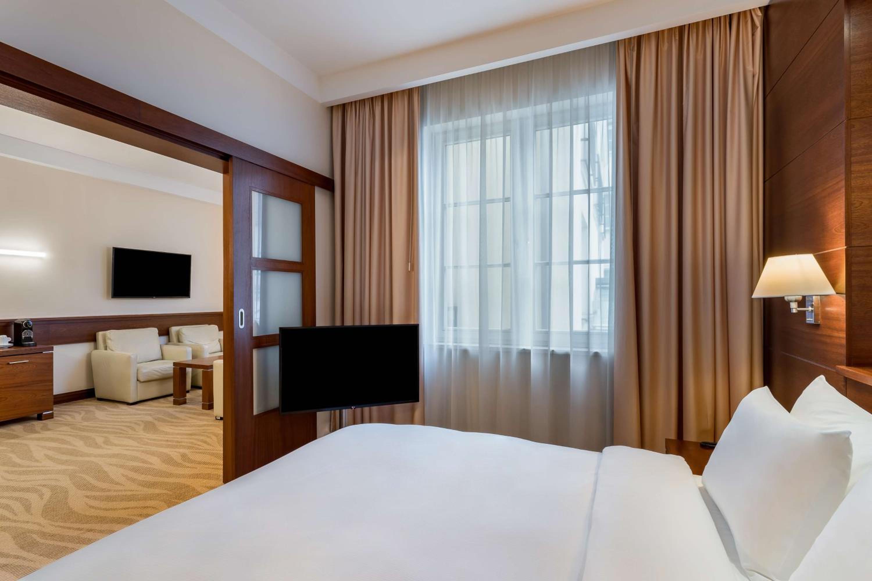 Suite - Photo 7