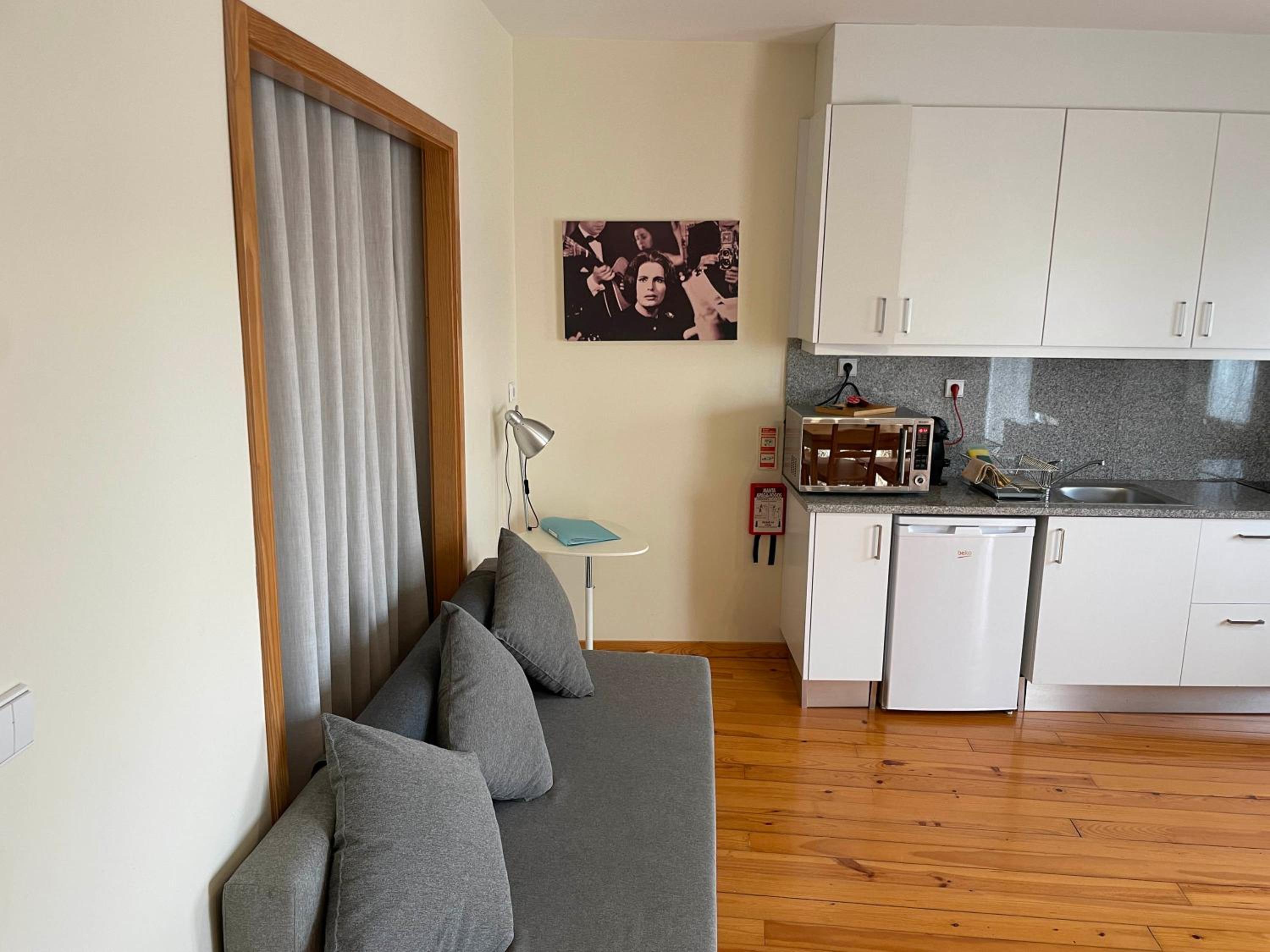 Apartment with Balcony - Photo 28
