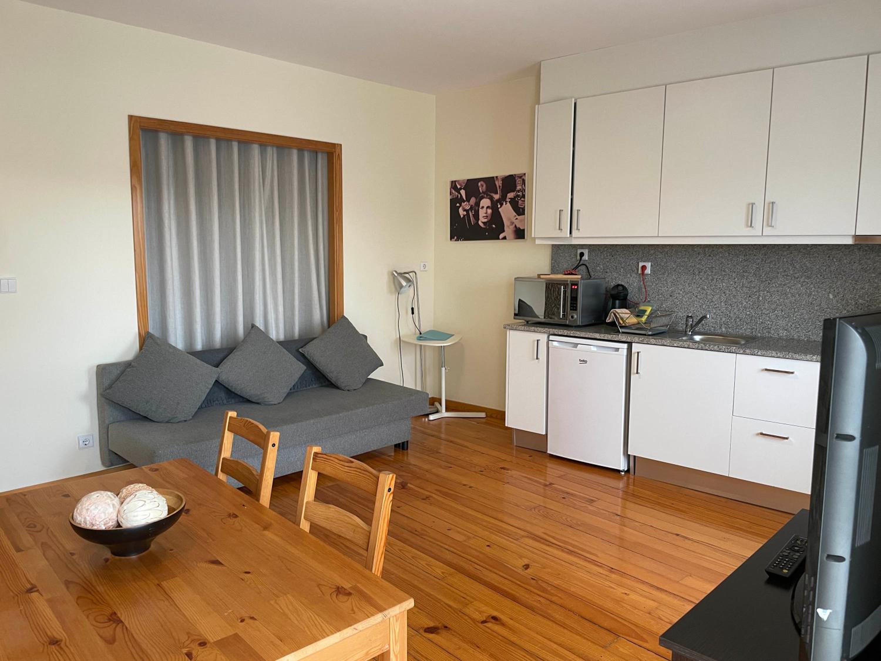 Apartment with Balcony - Photo 30