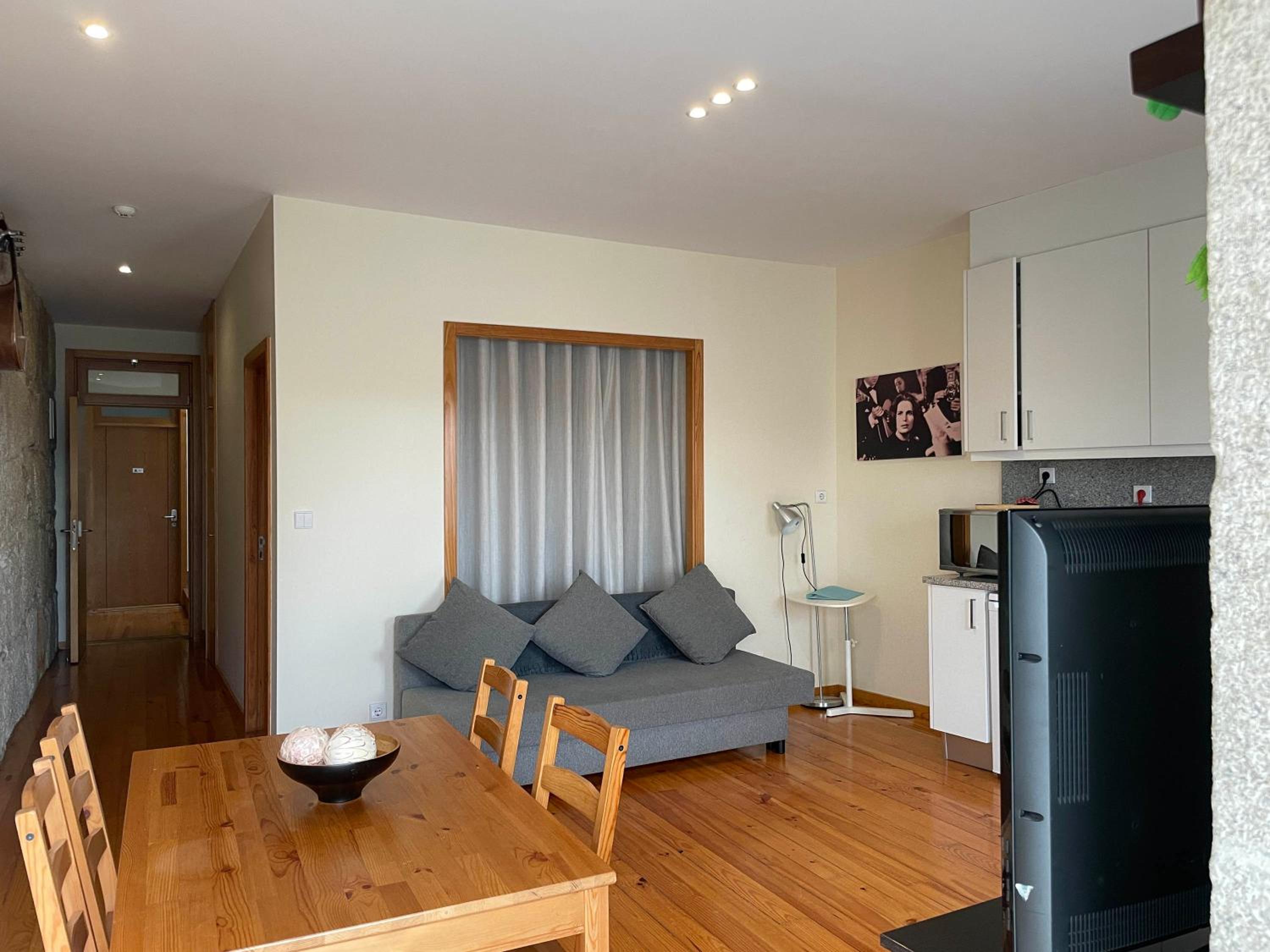 Apartment with Balcony - Photo 31